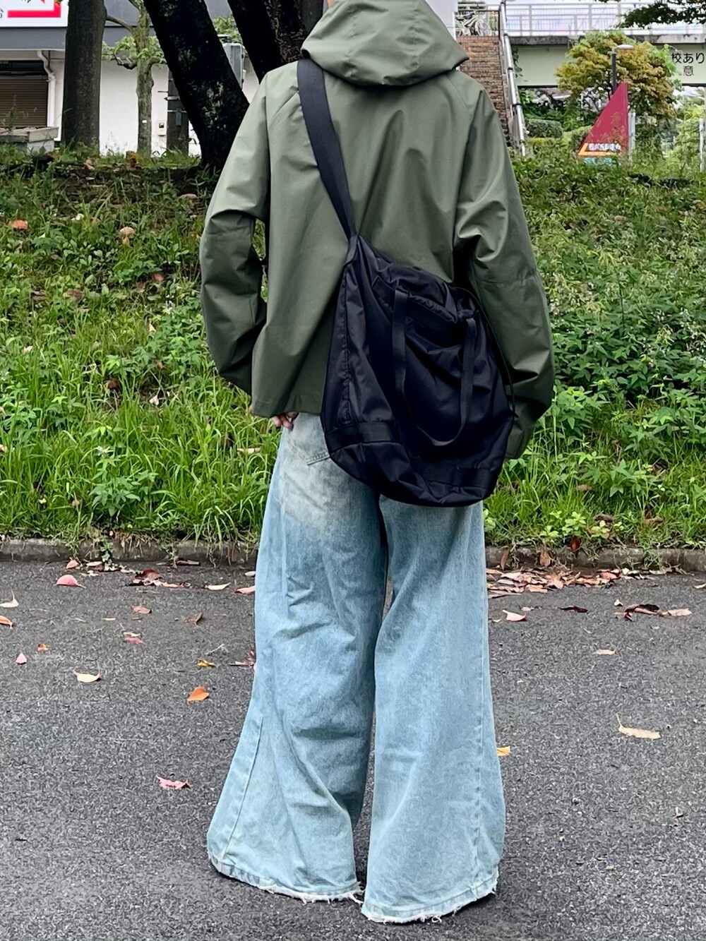 ブルー系のデニムパンツ、グリーン系のマウンテンパーカー、グリーン系のモカシン/デッキシューズを着用したメンズの秋コーディネートの3枚目の写真