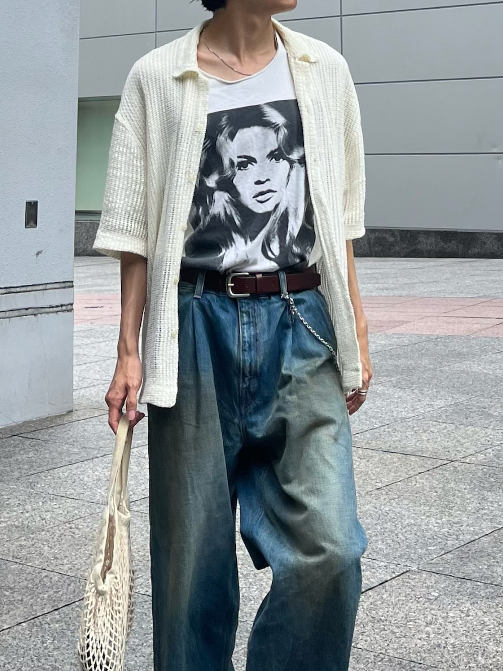 ブルー系のデニムパンツ、ブラウン系のローファーを着用したメンズの夏コーディネートの3枚目の写真