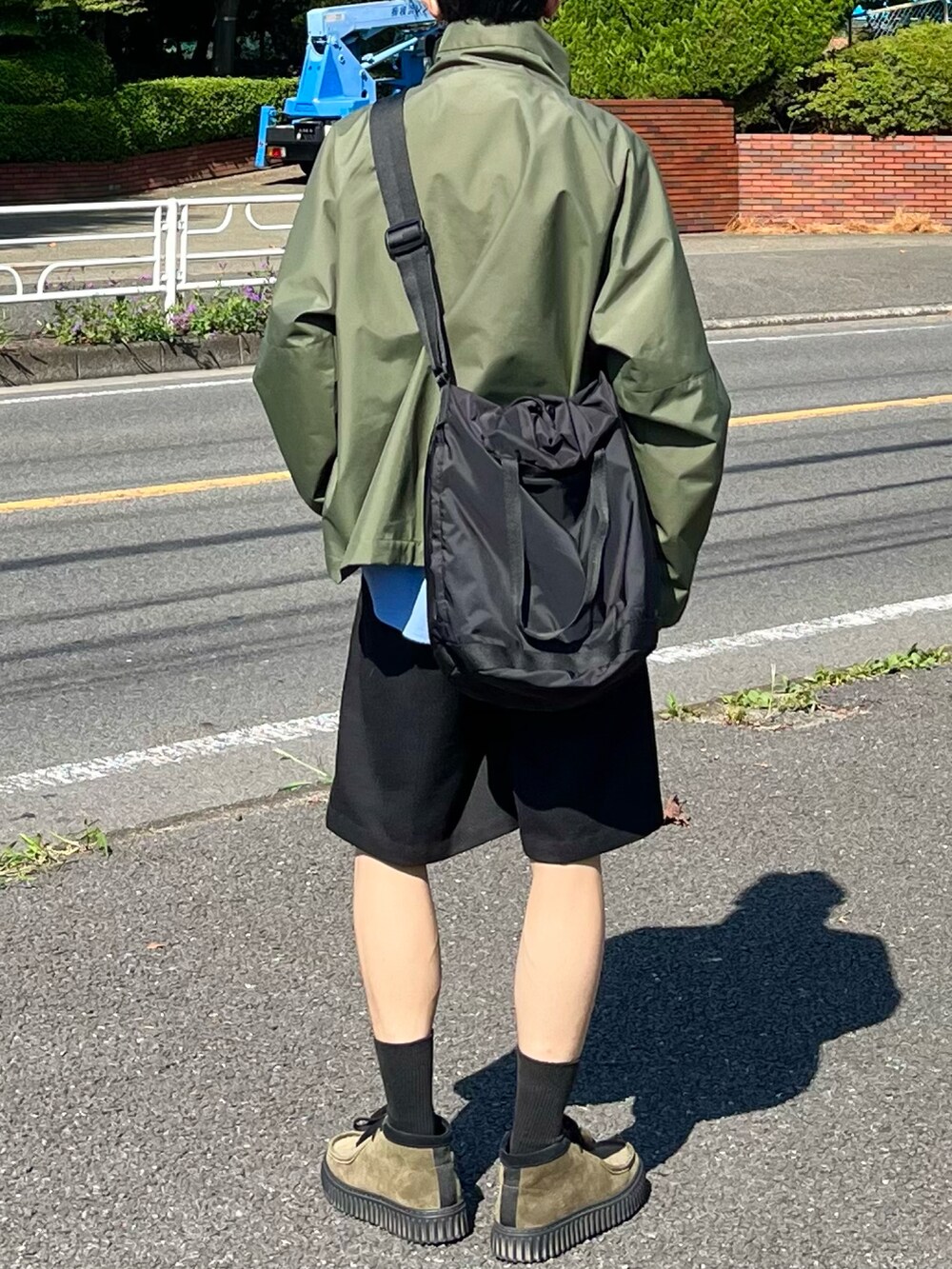 ブラック系のその他パンツ、グリーン系のマウンテンパーカー、ブルー系のシャツ/ブラウスを着用したメンズの秋コーディネートの3枚目の写真