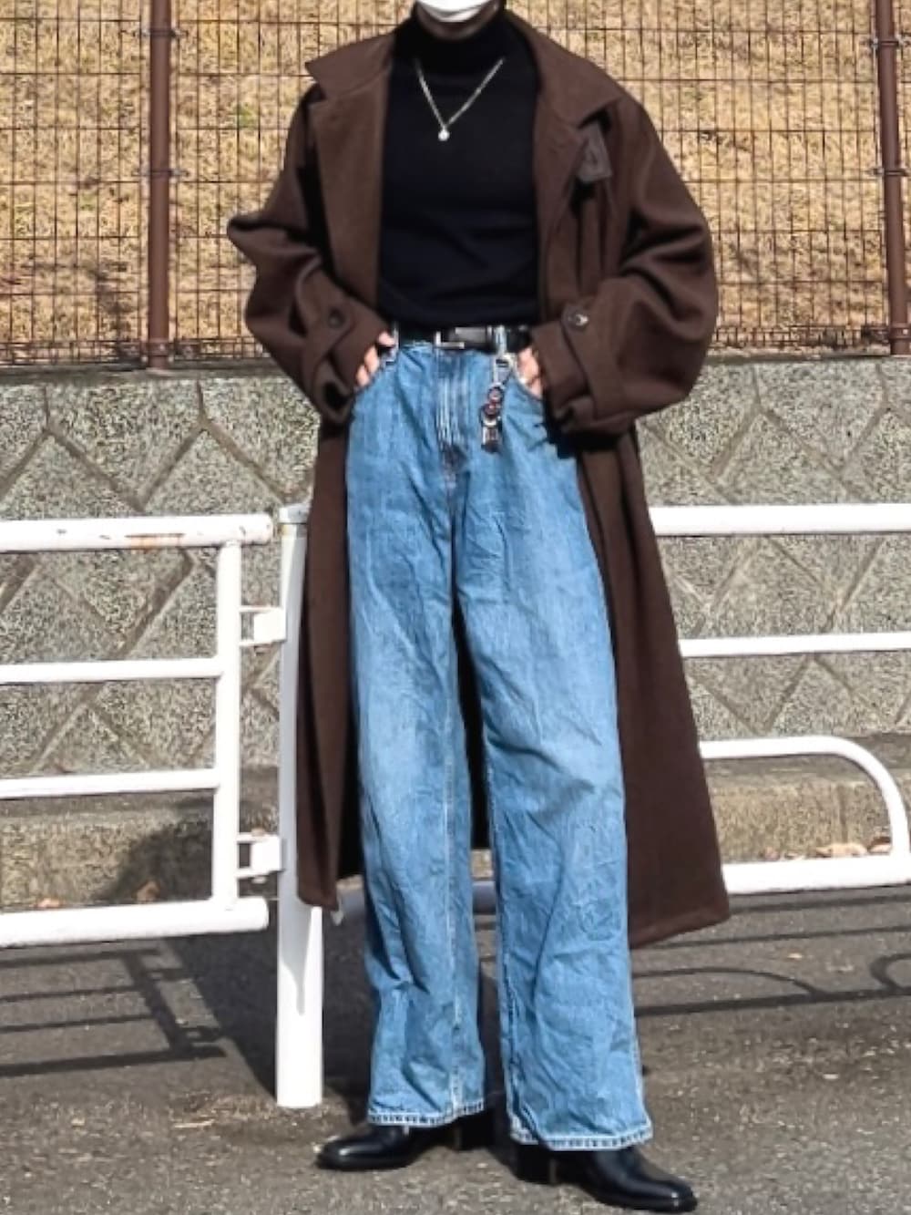 ブラック系のデニムパンツ、ブラウン系のその他アウター、ブラック系のニット/セーターを着用したメンズの冬コーディネートの2枚目の写真