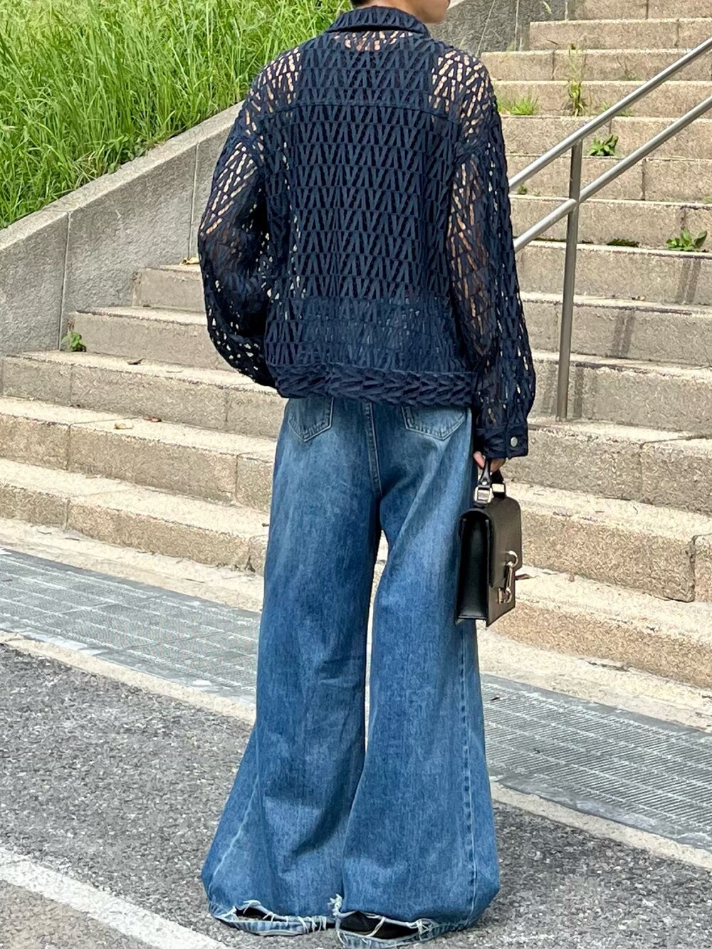 ブルー系のデニムパンツ、ブルー系のブルゾン、ブラック系のショルダーバッグを着用したメンズの秋コーディネートの3枚目の写真