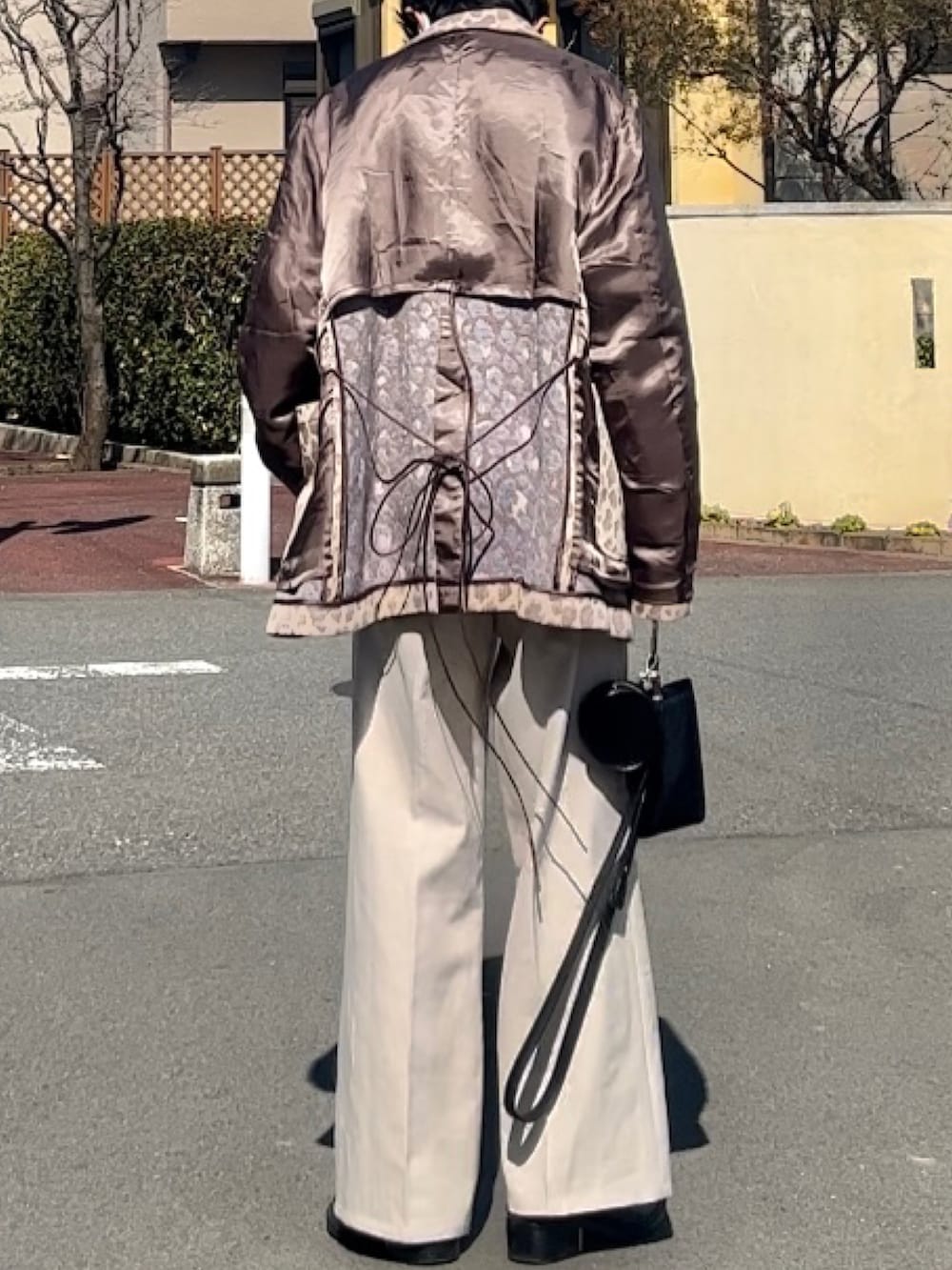 ベージュ系のその他パンツ、ベージュ系のテーラードジャケット、グリーン系のカーディガン/ボレロを着用したメンズの春コーディネートの2枚目の写真