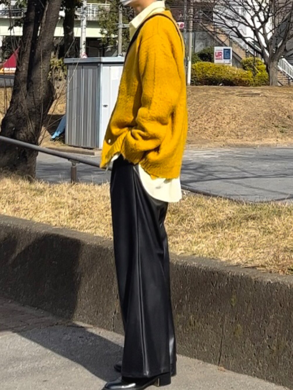 イエロー系のカーディガン/ボレロ、ブラック系のその他パンツを着用したメンズの春コーディネートの2枚目の写真