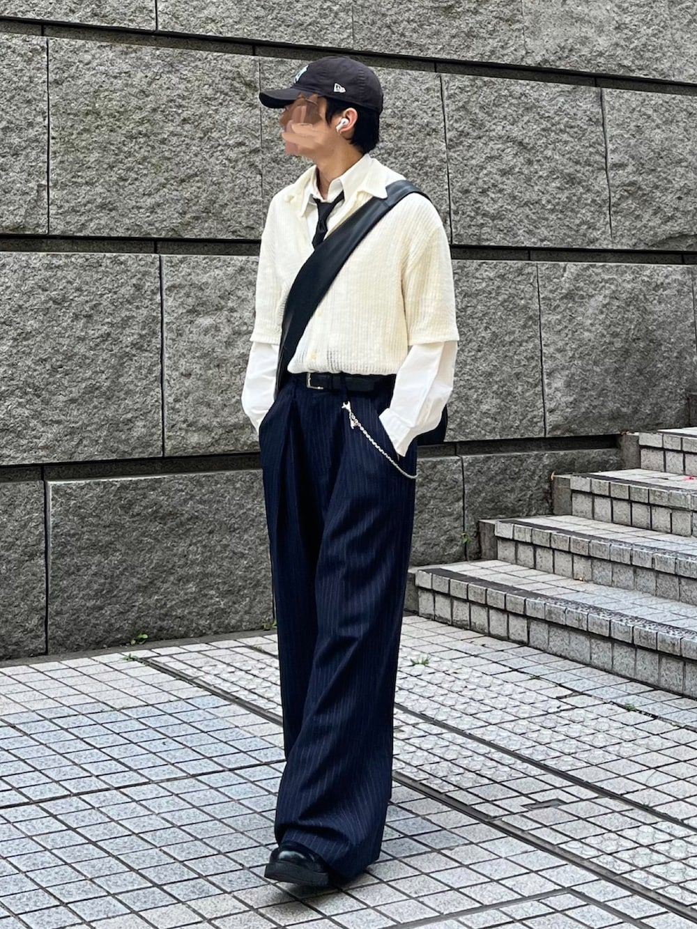 その他のその他パンツ、ブラック系のショルダーバッグ、ホワイト系のシャツ/ブラウスを着用したメンズの春コーディネートの3枚目の写真