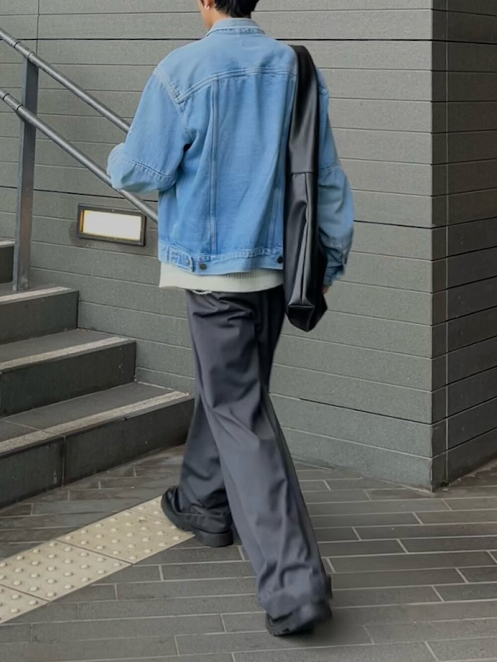 「レイヤードスタイル、秋っぽコーデ更新中、秋コーデ、秋服準備はじめました、デニム、デニムジャケット、スラックス、ワイドパンツ、ブーツ、ショルダーバッグ」｜「Camphor woodの２tuck wide baggy slacks / ２タックワイドバギーフレアスラックス（スラックス、グレー系）」を使った、Sohta さん（メンズ・167cm）の秋コーディネートの2枚目の写真