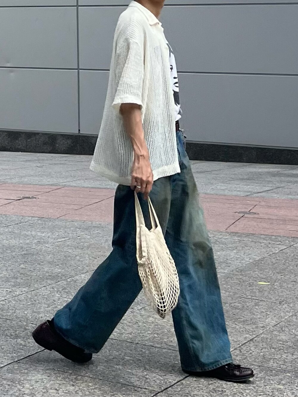 ブルー系のデニムパンツ、ブラウン系のローファーを着用したメンズの夏コーディネートの2枚目の写真