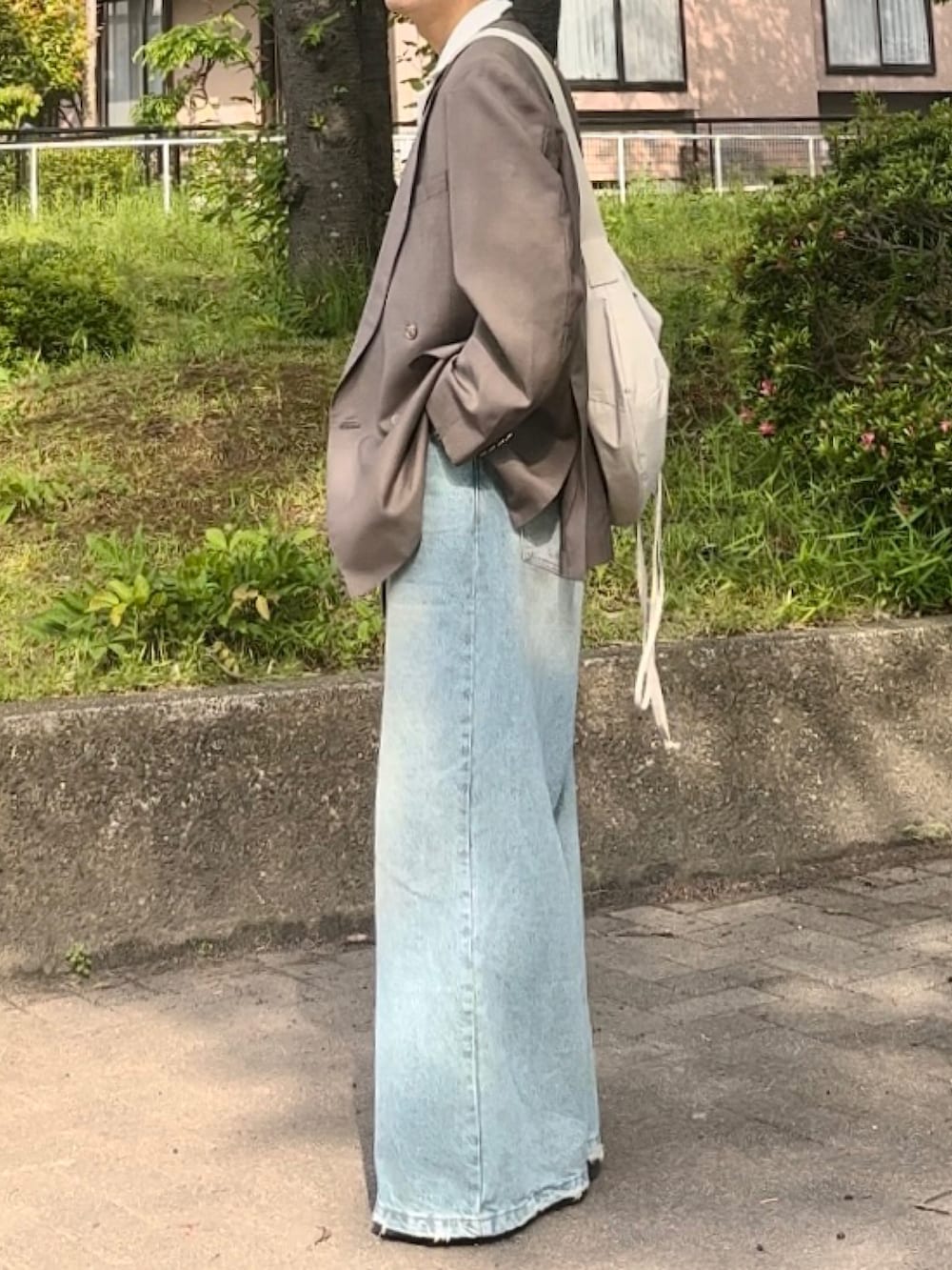 ブラウン系のテーラードジャケット、ブルー系のデニムパンツ、ホワイト系のシャツ/ブラウスを着用したメンズの夏コーディネートの2枚目の写真