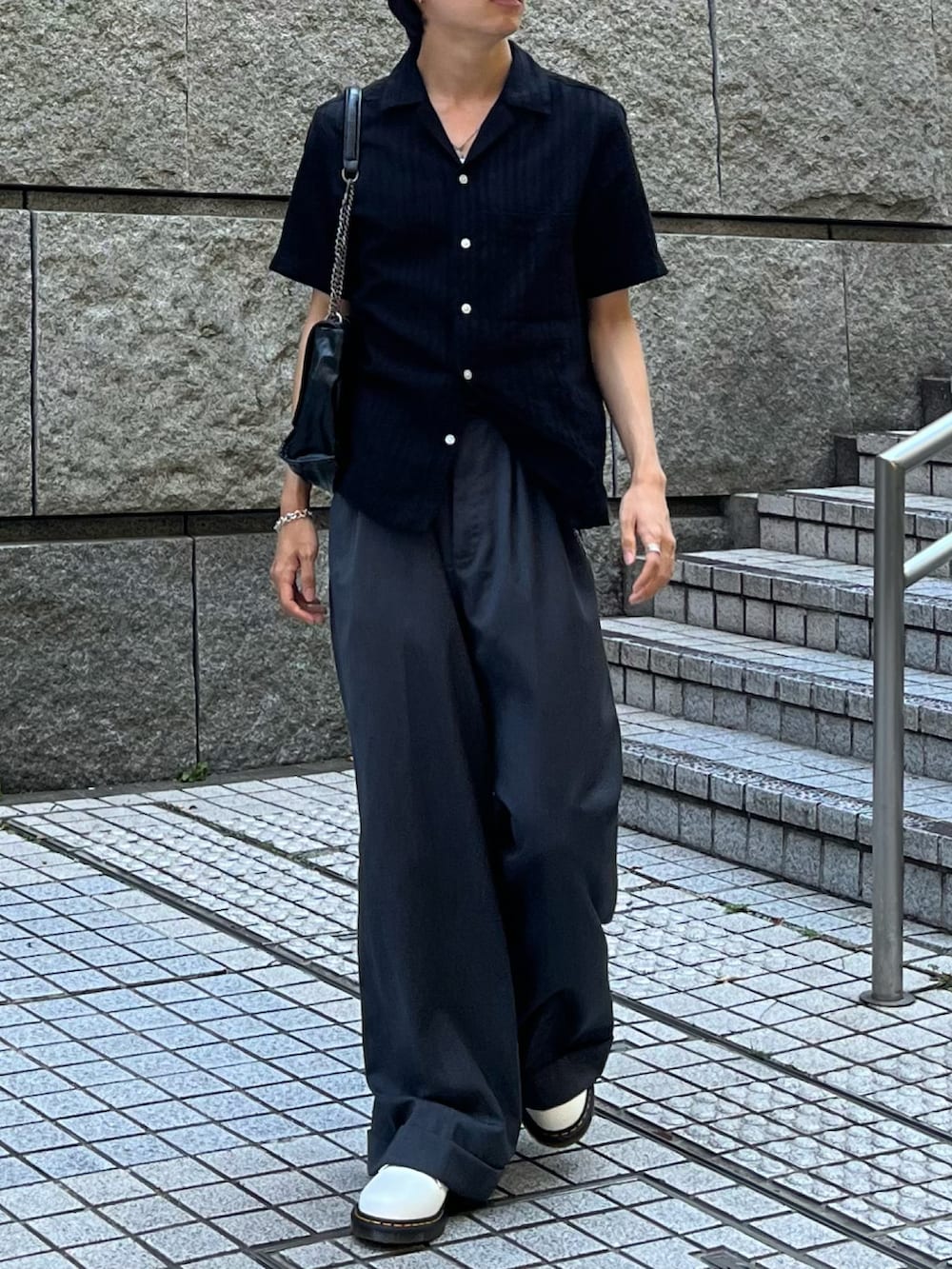 ブラック系のシャツ/ブラウス、グレー系のスラックス、ホワイト系のドレスシューズを着用したメンズの夏コーディネートの3枚目の写真