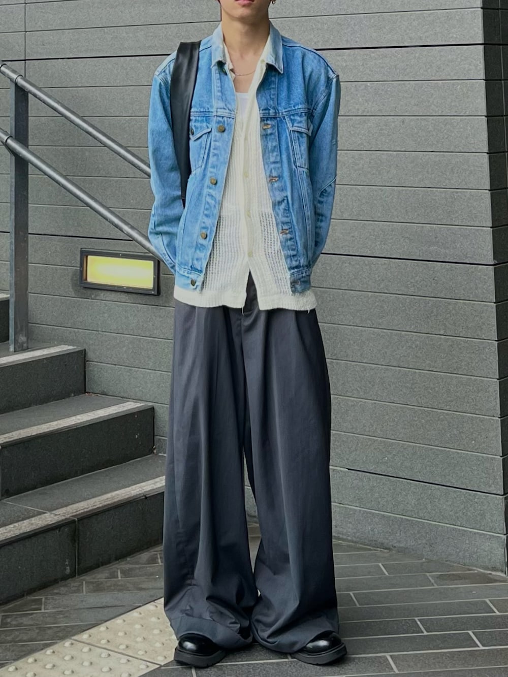 「レイヤードスタイル、秋っぽコーデ更新中、秋コーデ、秋服準備はじめました、デニム、デニムジャケット、スラックス、ワイドパンツ、ブーツ、ショルダーバッグ」｜「Camphor woodの２tuck wide baggy slacks / ２タックワイドバギーフレアスラックス（スラックス、グレー系）」を使った、Sohta さん（メンズ・167cm）の秋コーディネートの3枚目の写真