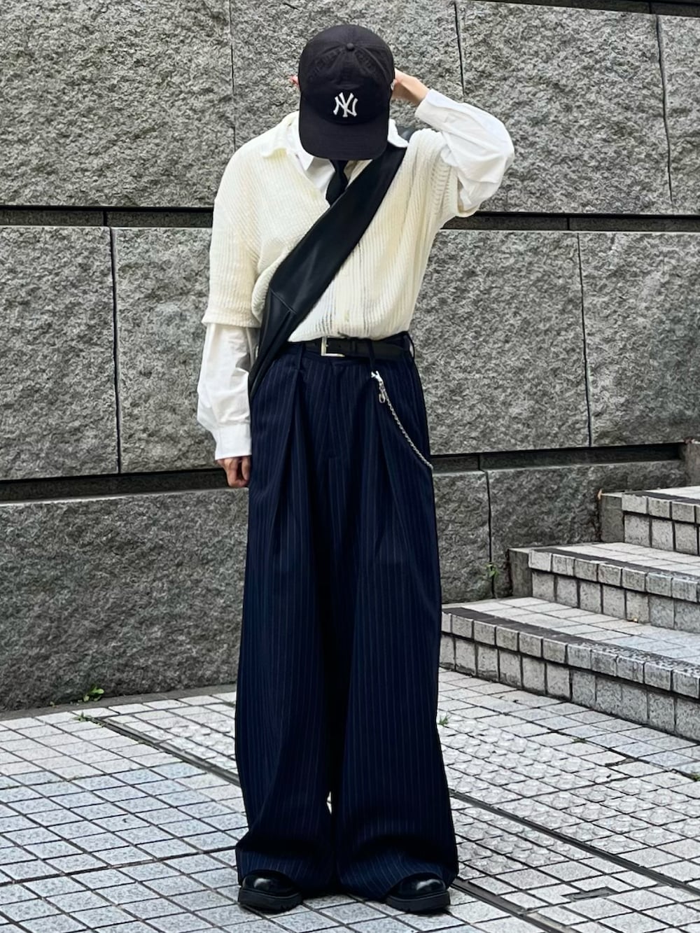 その他のその他パンツ、ブラック系のショルダーバッグ、ホワイト系のシャツ/ブラウスを着用したメンズの春コーディネートの2枚目の写真