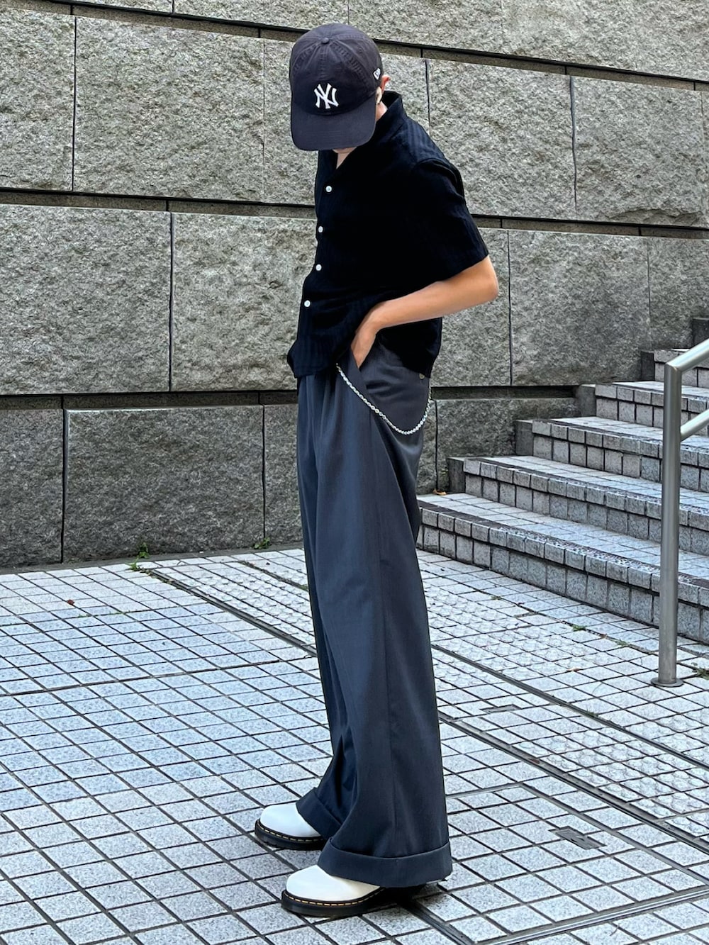 ブラック系のシャツ/ブラウス、グレー系のスラックス、ホワイト系のドレスシューズを着用したメンズの夏コーディネートの2枚目の写真