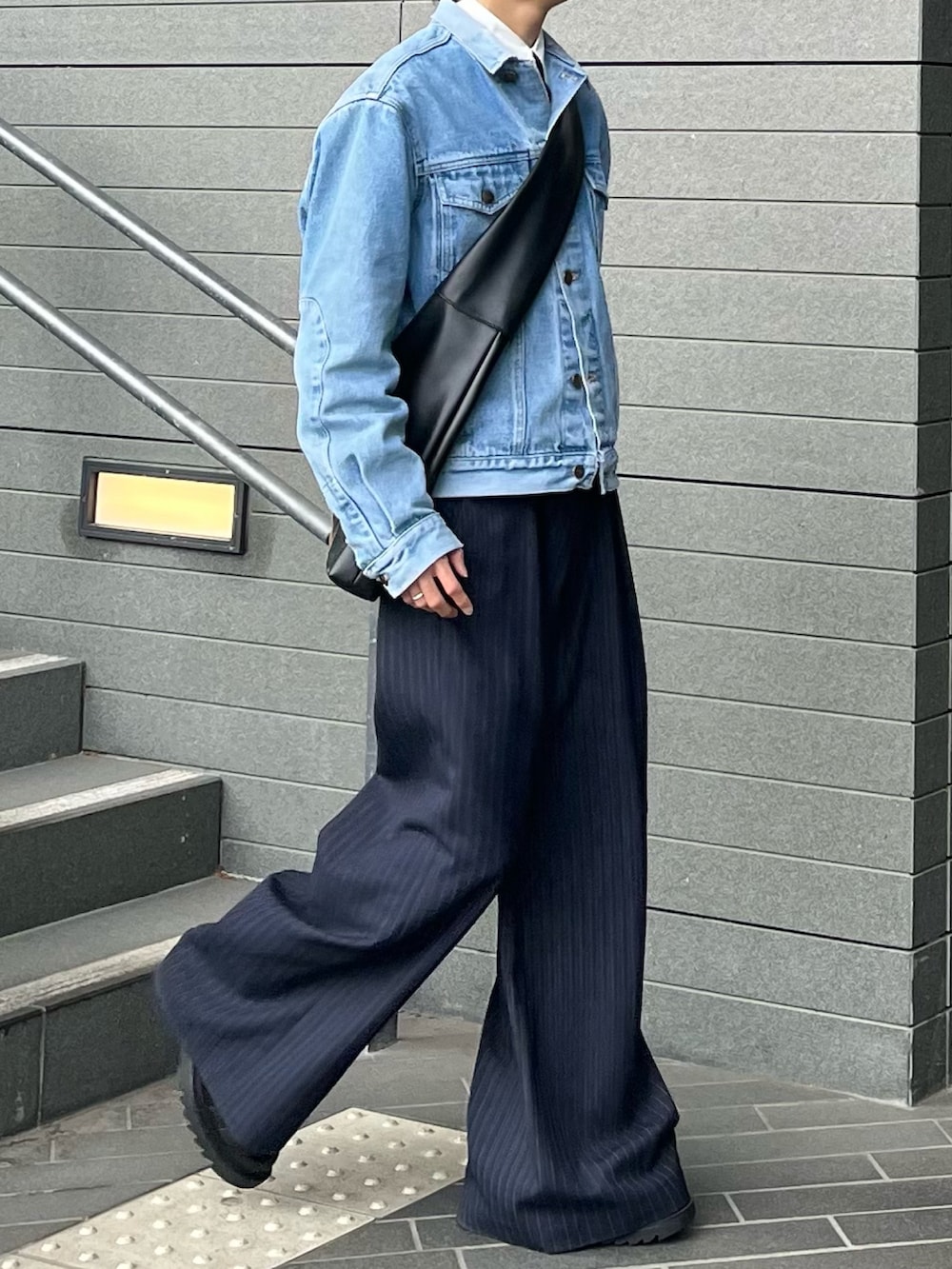 ブラック系のブーツ、その他のその他パンツ、ブルー系のデニムジャケットを着用したメンズの春コーディネートの2枚目の写真