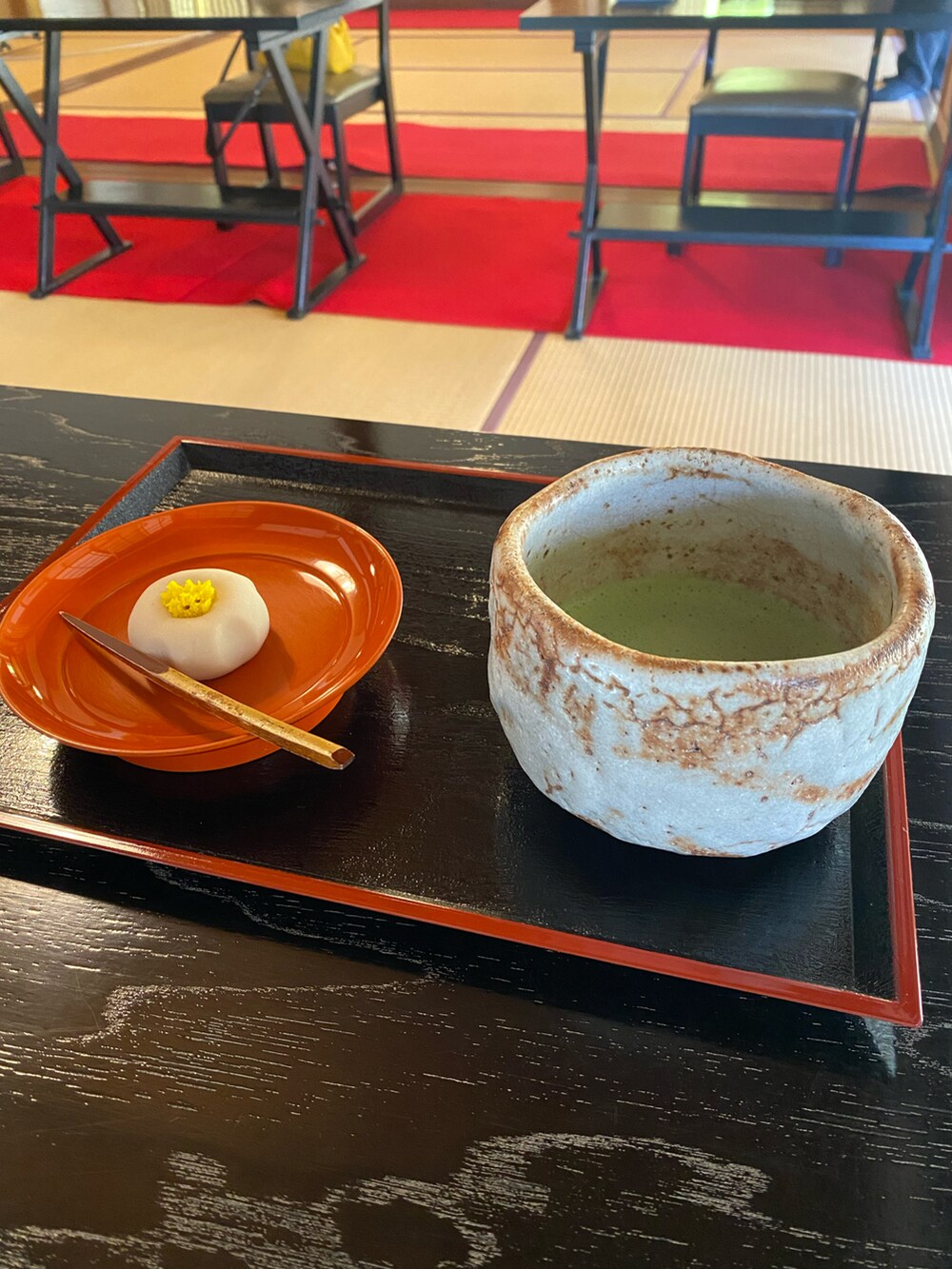 ブラック系のスニーカー、ホワイト系のシャツ/ブラウス、ホワイト系のトートバッグを着用したメンズの冬コーディネートの3枚目の写真