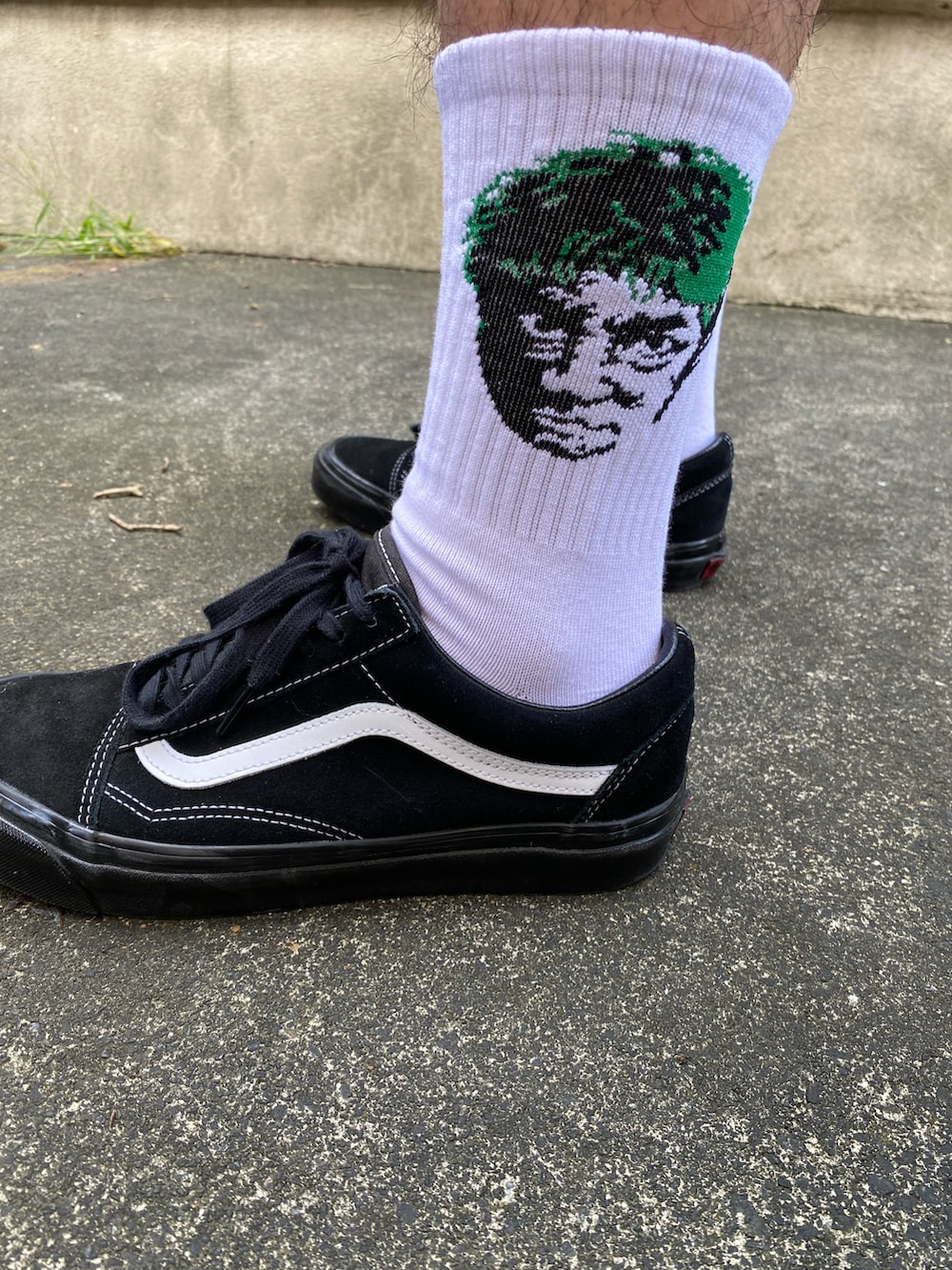 ブラック系のショルダーバッグ、ホワイト系のシャツ/ブラウス、グリーン系のパンツを着用したメンズの秋コーディネートの2枚目の写真