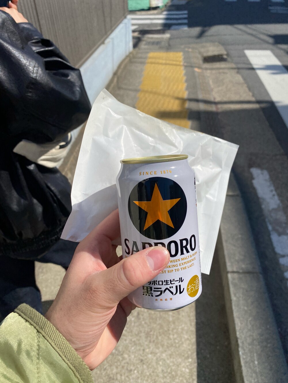 ブラック系のスニーカー、ホワイト系のシャツ/ブラウス、ホワイト系のトートバッグを着用したメンズの冬コーディネートの4枚目の写真