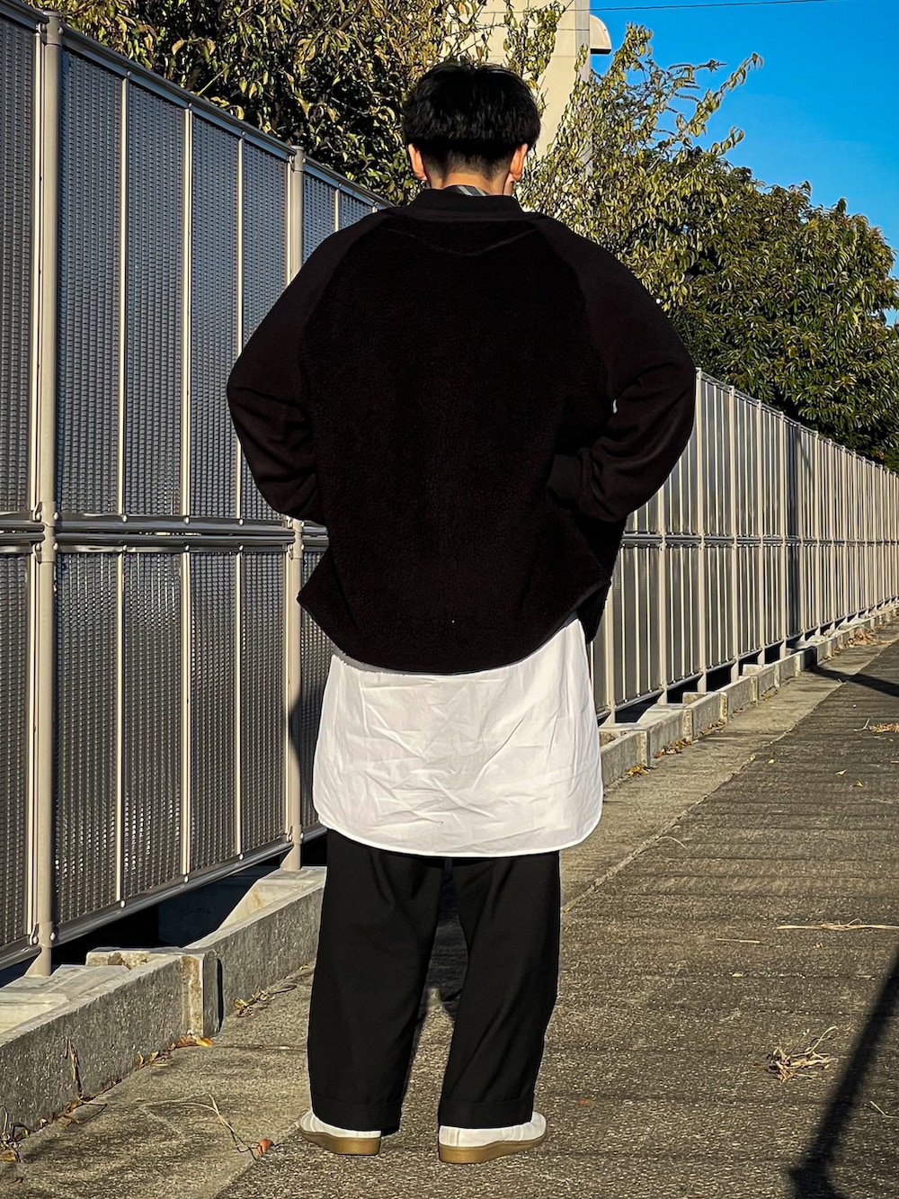 ホワイト系のスウェット、ブラック系のMA-1、ホワイト系のスニーカーを着用したメンズの冬コーディネートの3枚目の写真