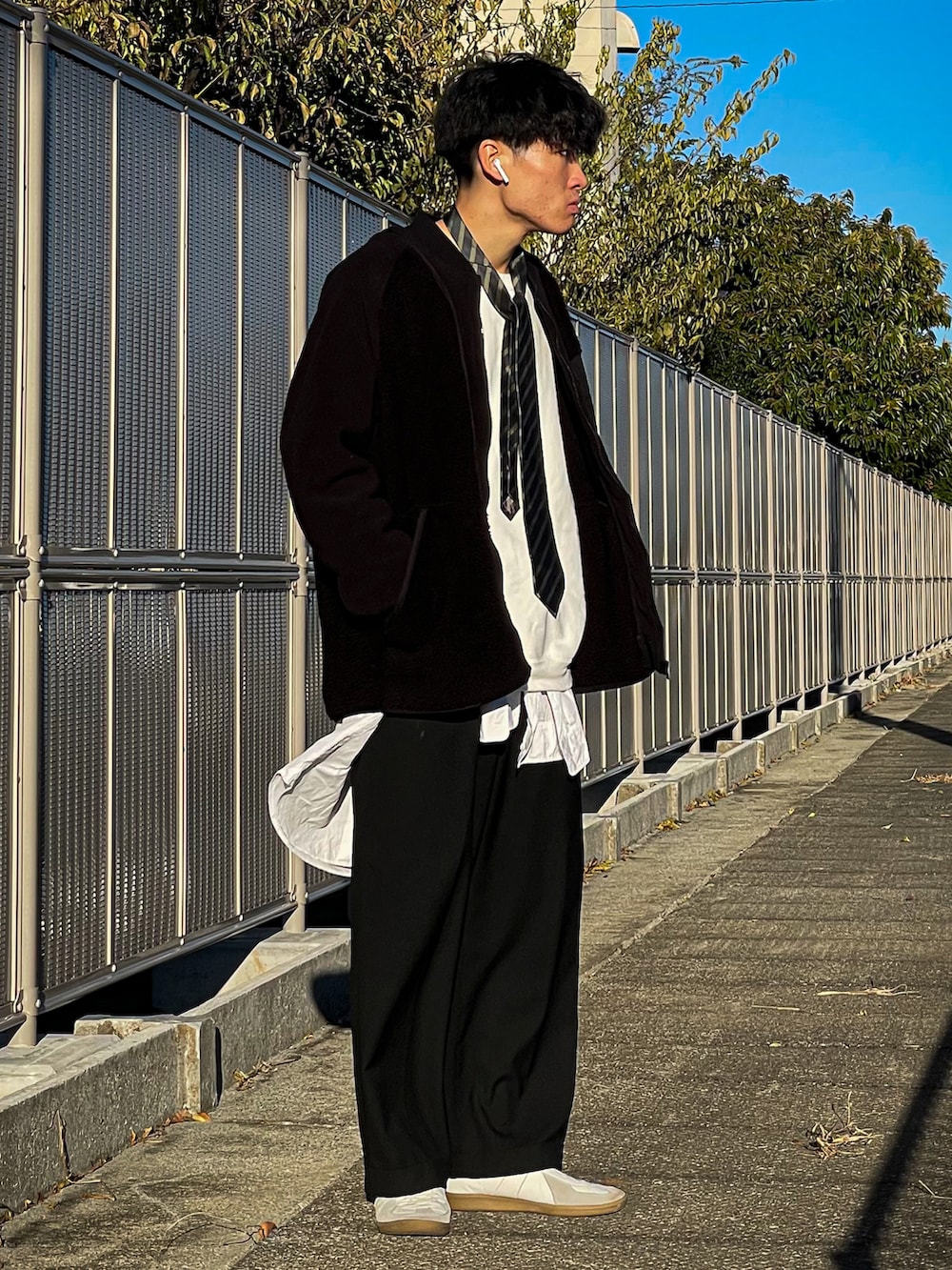 ホワイト系のスウェット、ブラック系のMA-1、ホワイト系のスニーカーを着用したメンズの冬コーディネートの2枚目の写真