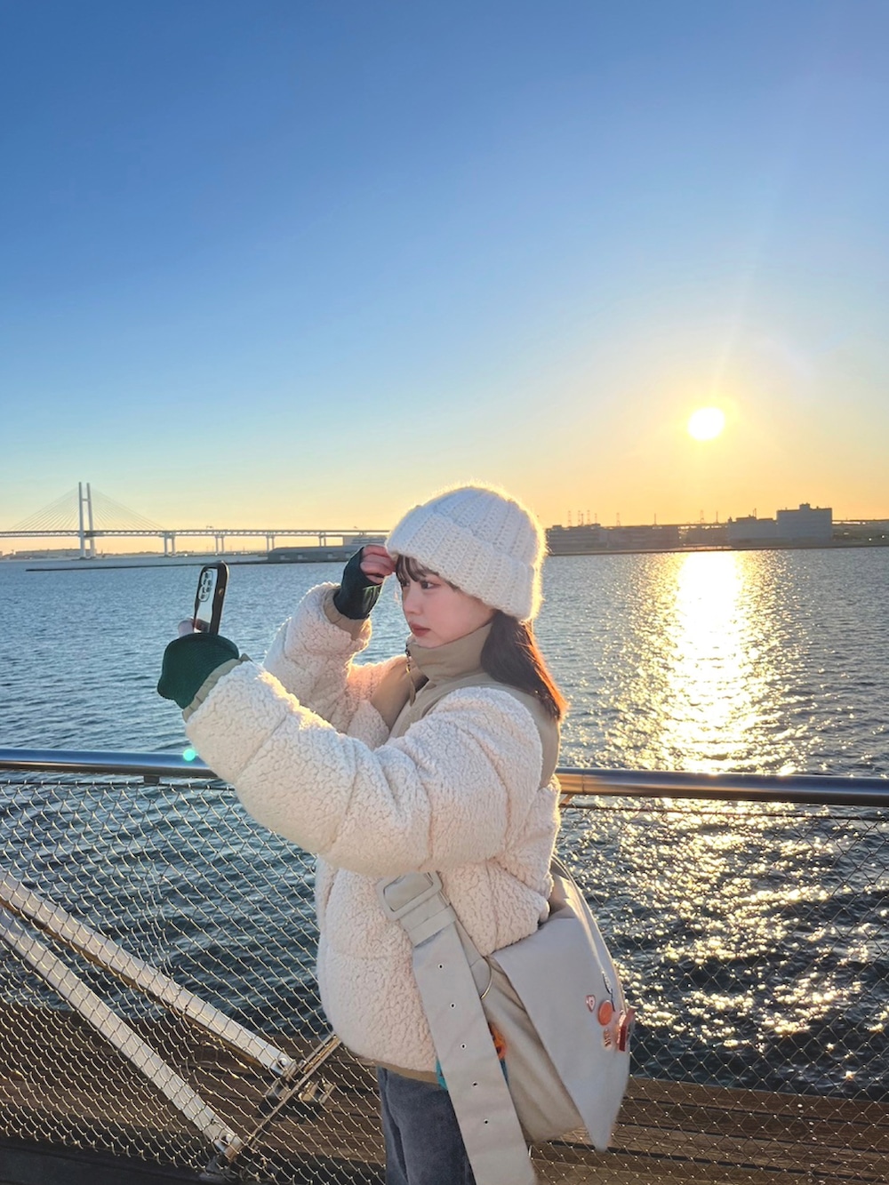 ベージュ系のダウンジャケット/コート、ベージュ系のブーツを着用したレディースの冬コーディネートの2枚目の写真