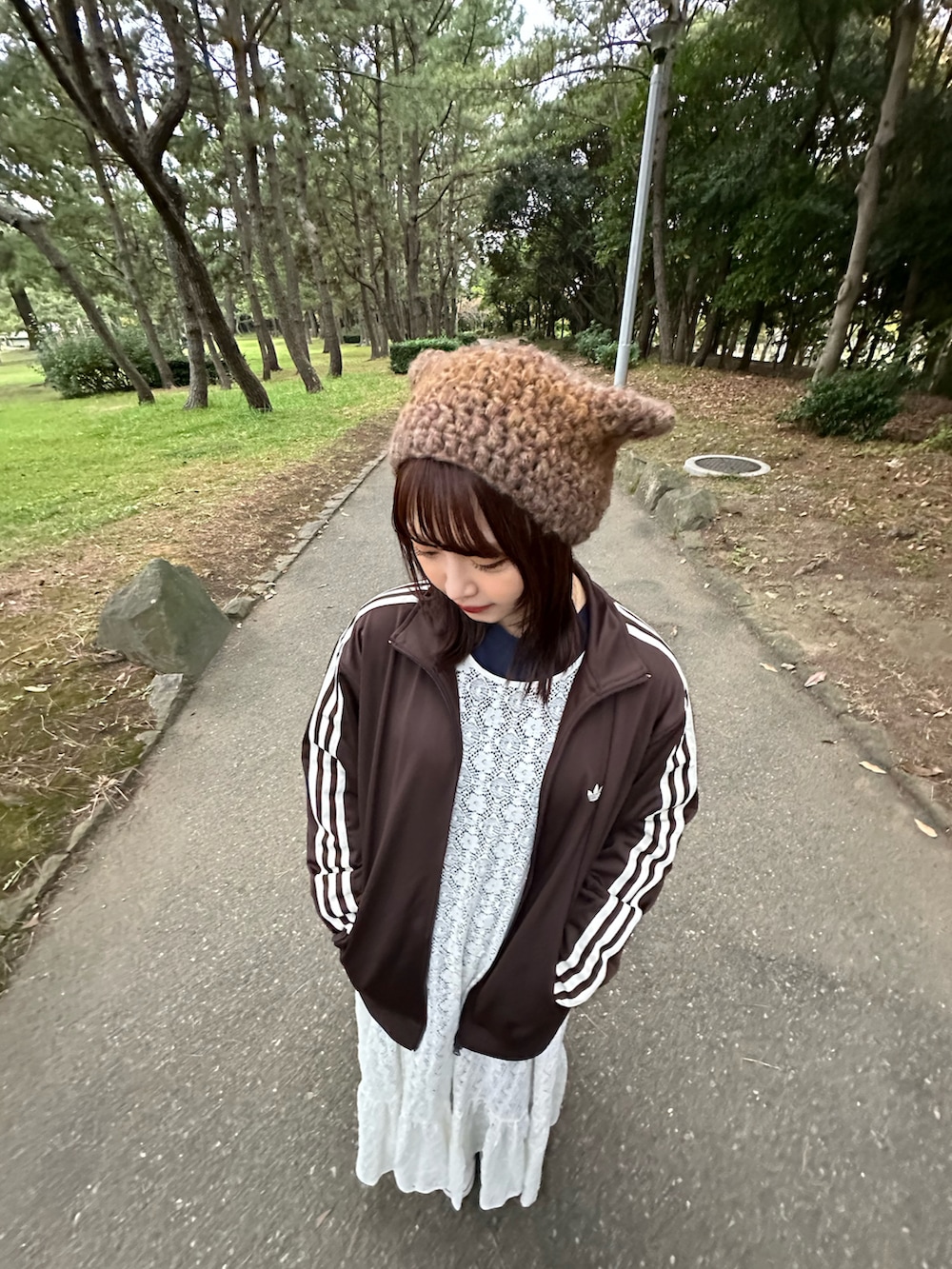 ブラウン系のジャージ、ホワイト系のワンピースを着用したレディースの冬コーディネートの3枚目の写真