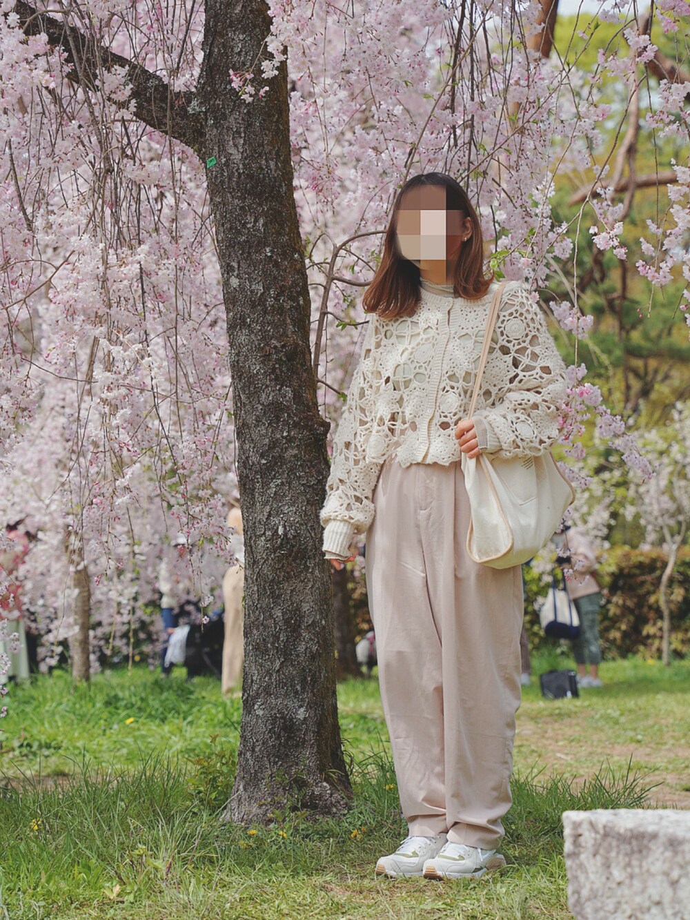 「花見、休日コーデ、春コーデ、ピンク、春、大人カジュアル、春カラー、お花見コーデ、シンプル、カーディガン、パンツスタイル、スニーカー、オトナカワイイ、お出かけコーデ、いいね、save、フォローお願いします🤑」｜「hinariのパンツ（その他パンツ、ピンク系）」を使った、coco,nico*さん（レディース・157cm）の春コーディネートの3枚目の写真