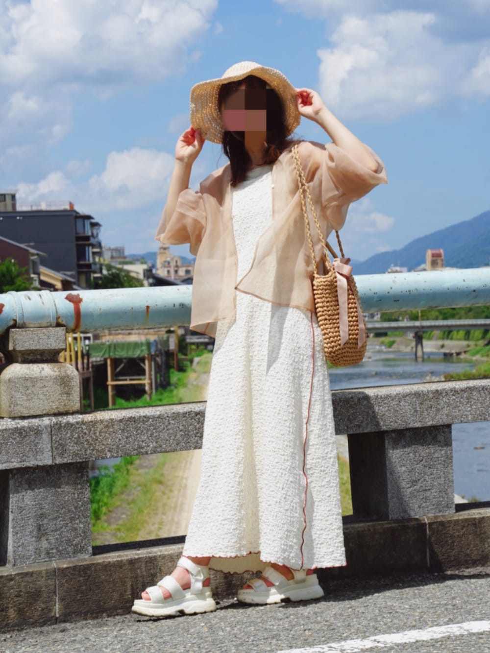 「夏コーデ、オトナカワイイ、ガーリー、ホワイト、夏、ペーパーハット、ワンピース、ブラウス、サンダル、かごバッグ、キャミワンピ、タンクトップ、ワンピーススタイル、ロングワンピース、大人女子」｜「LOWRYS FARMのジャガードキャミワンピース&Tシャツセットアイテム 961235（ワンピース、ベージュ系）」を使った、coco,nico*さん（レディース・157cm）の夏コーディネートの2枚目の写真