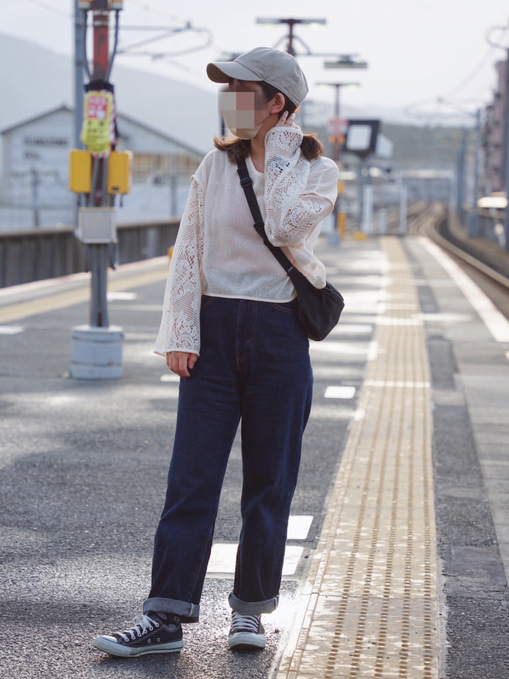 「大人カジュアル、キレイめカジュアル、メンズライク、レーストップス、春コーデ、春、デニム、パンツスタイル、キャップ、スニーカー、今日のコーデ、ラクチンコーデ、春服、初夏コーデ、ootd」|「hinariのレースメッシュ2WAYプルオーバー(Tシャツ/カットソー、ホワイト系)」を使った、coco,nico*さん(レディース・157cm)の春コーディネートの2枚目の写真