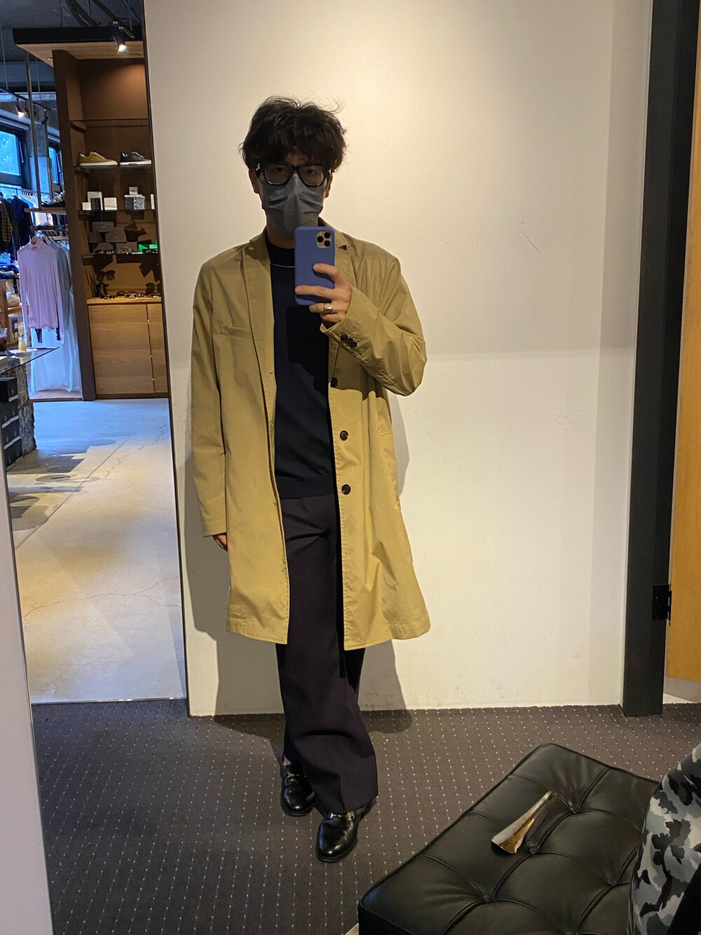 その他のニット/セーター、パープル系のスラックス、ブラック系のローファーを着用したメンズの秋コーディネートの2枚目の写真