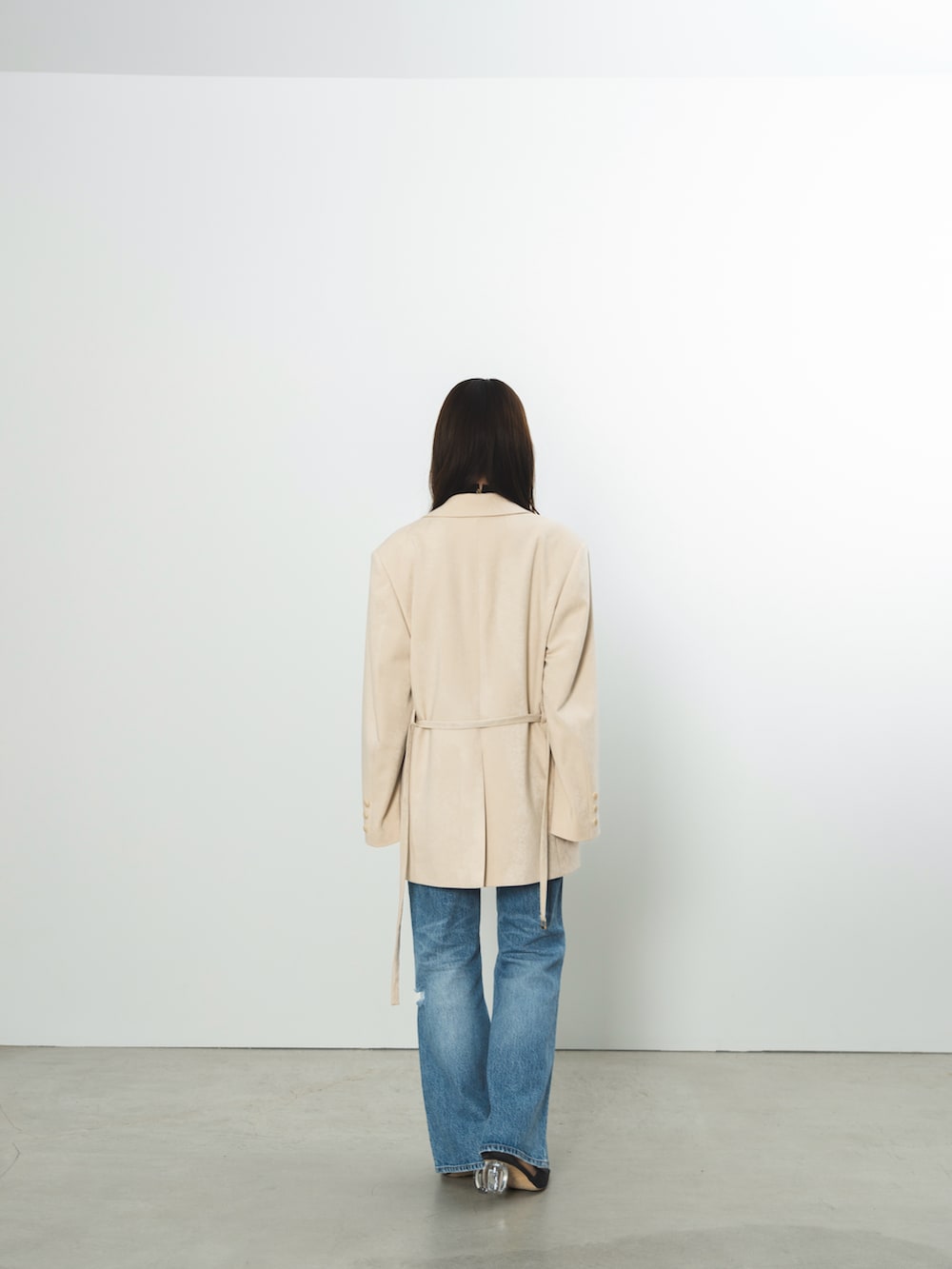 ベージュ系のテーラードジャケットを着用したレディースの冬コーディネートの2枚目の写真