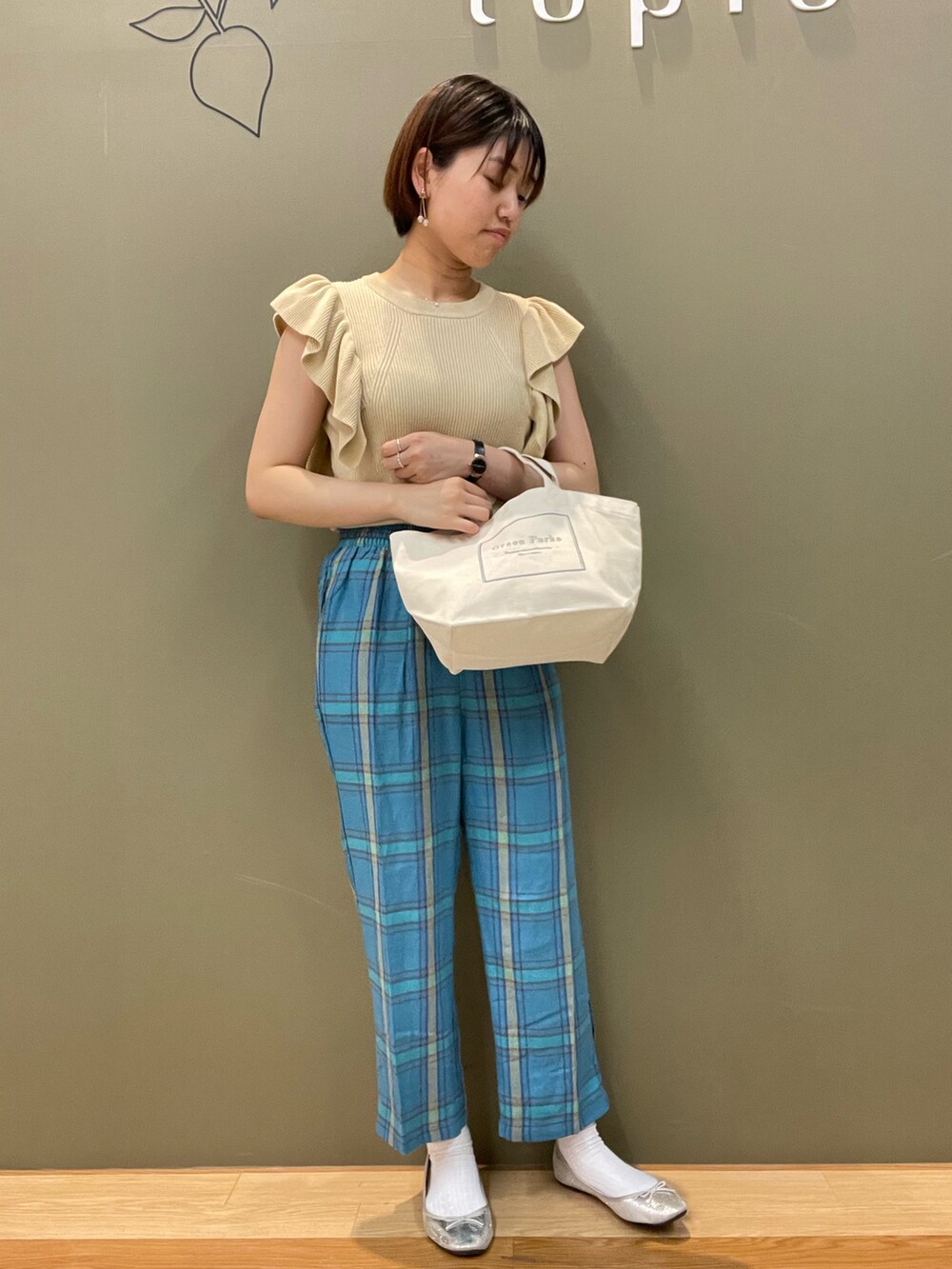 ブルー系のその他パンツ、イエロー系のニット/セーターを着用したレディースの夏コーディネートの2枚目の写真