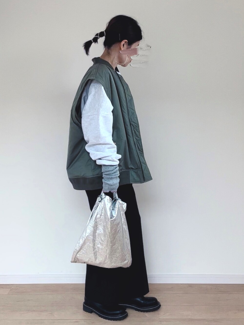 グリーン系のMA-1、ブラック系のスラックス、シルバー系のエコバッグ/サブバッグを着用したレディースの秋コーディネートの2枚目の写真