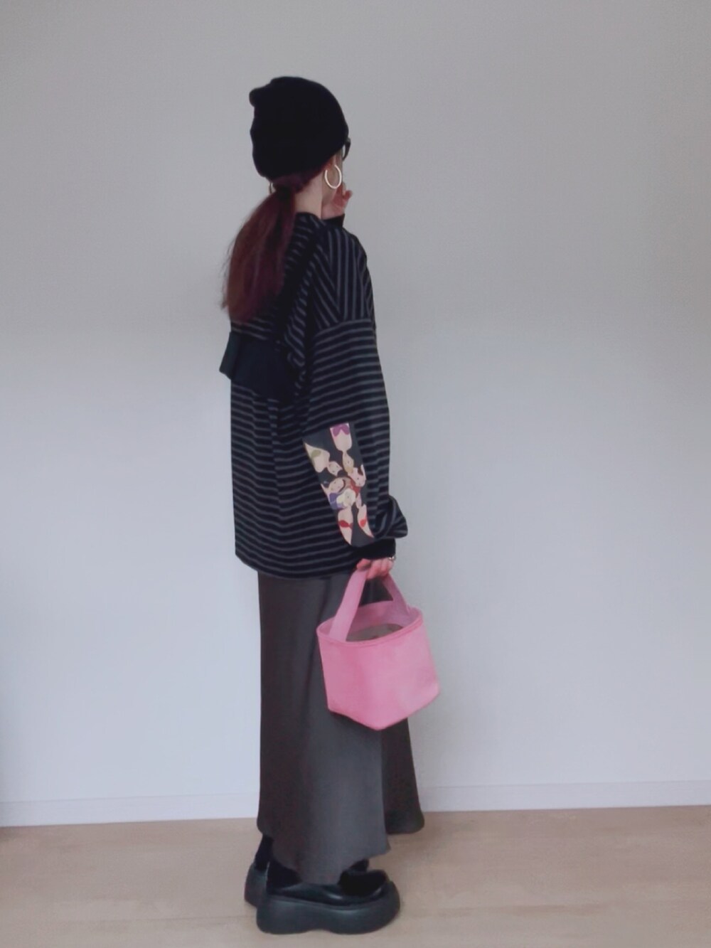 ブラック系のその他シューズ、グレー系のTシャツ/カットソー、ブラック系のベストを着用したレディースの秋コーディネートの2枚目の写真