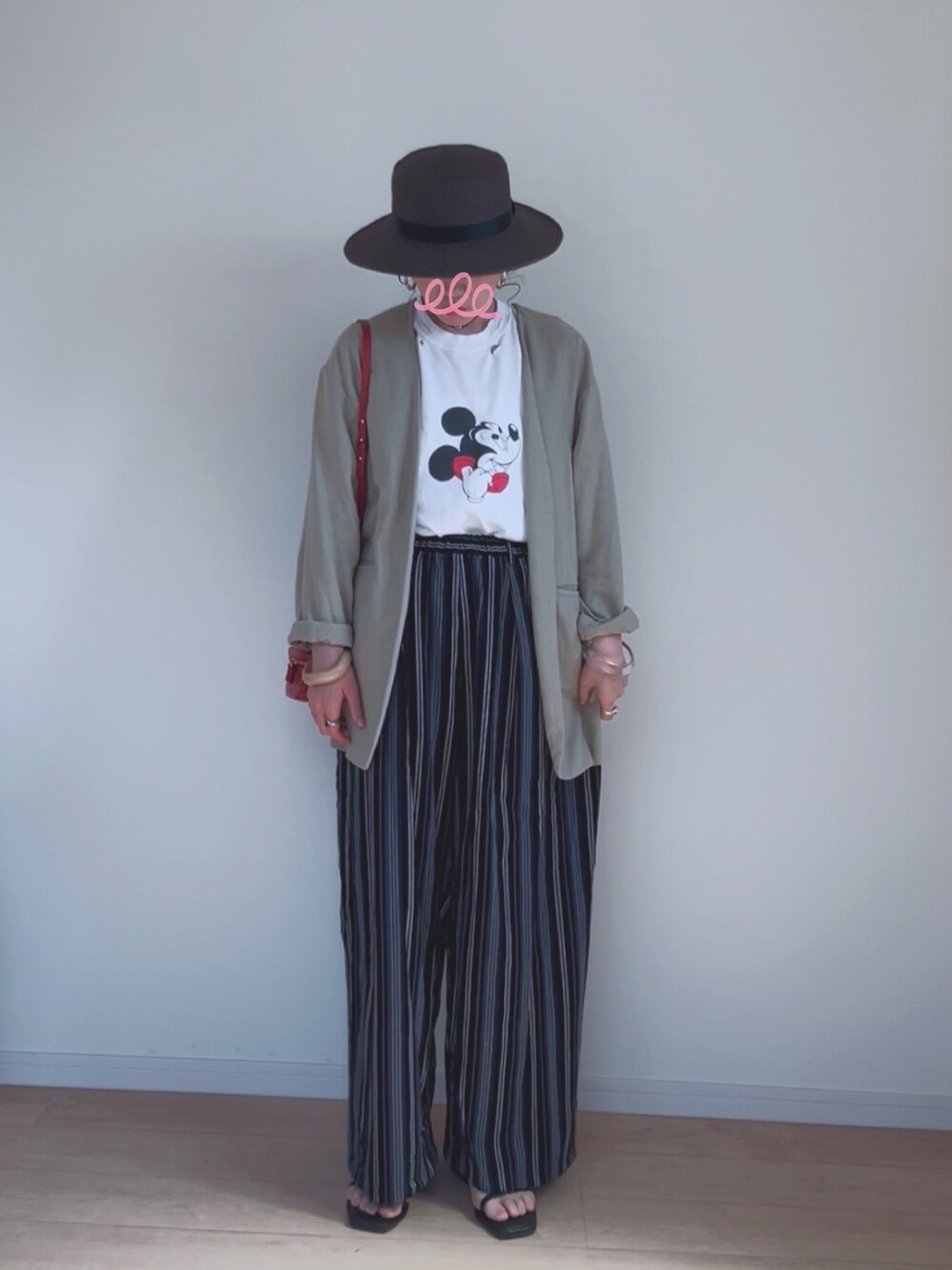 ブラウン系のその他アウター、ホワイト系のTシャツ/カットソー、ブラック系のその他パンツを着用したレディースの夏コーディネートの2枚目の写真