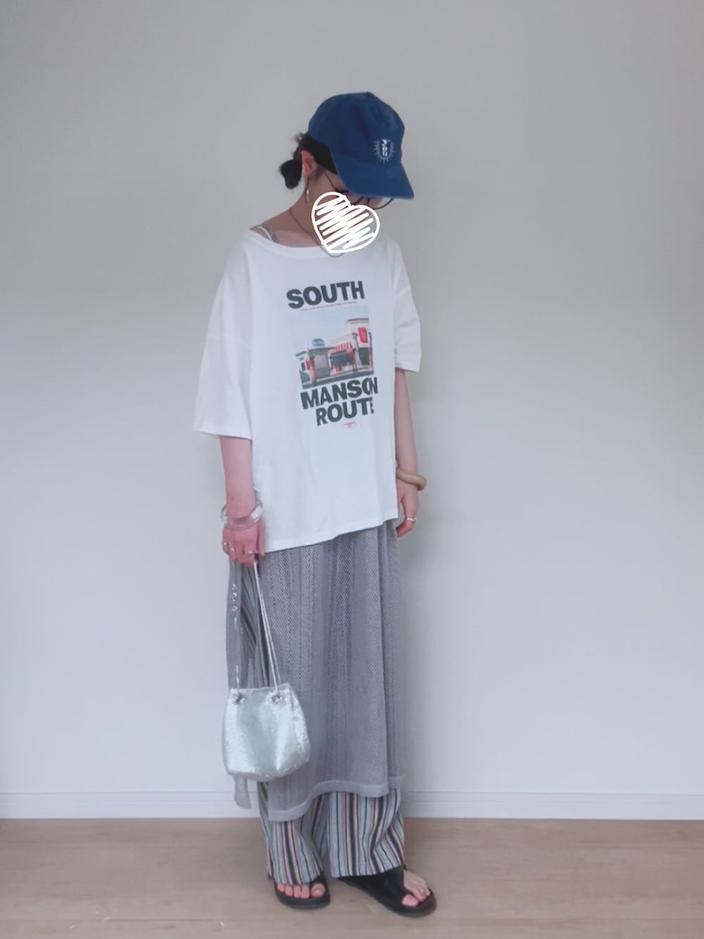 ホワイト系のTシャツ/カットソー、グレー系のワンピース、ブルー系のその他パンツを着用したレディースの夏コーディネートの2枚目の写真