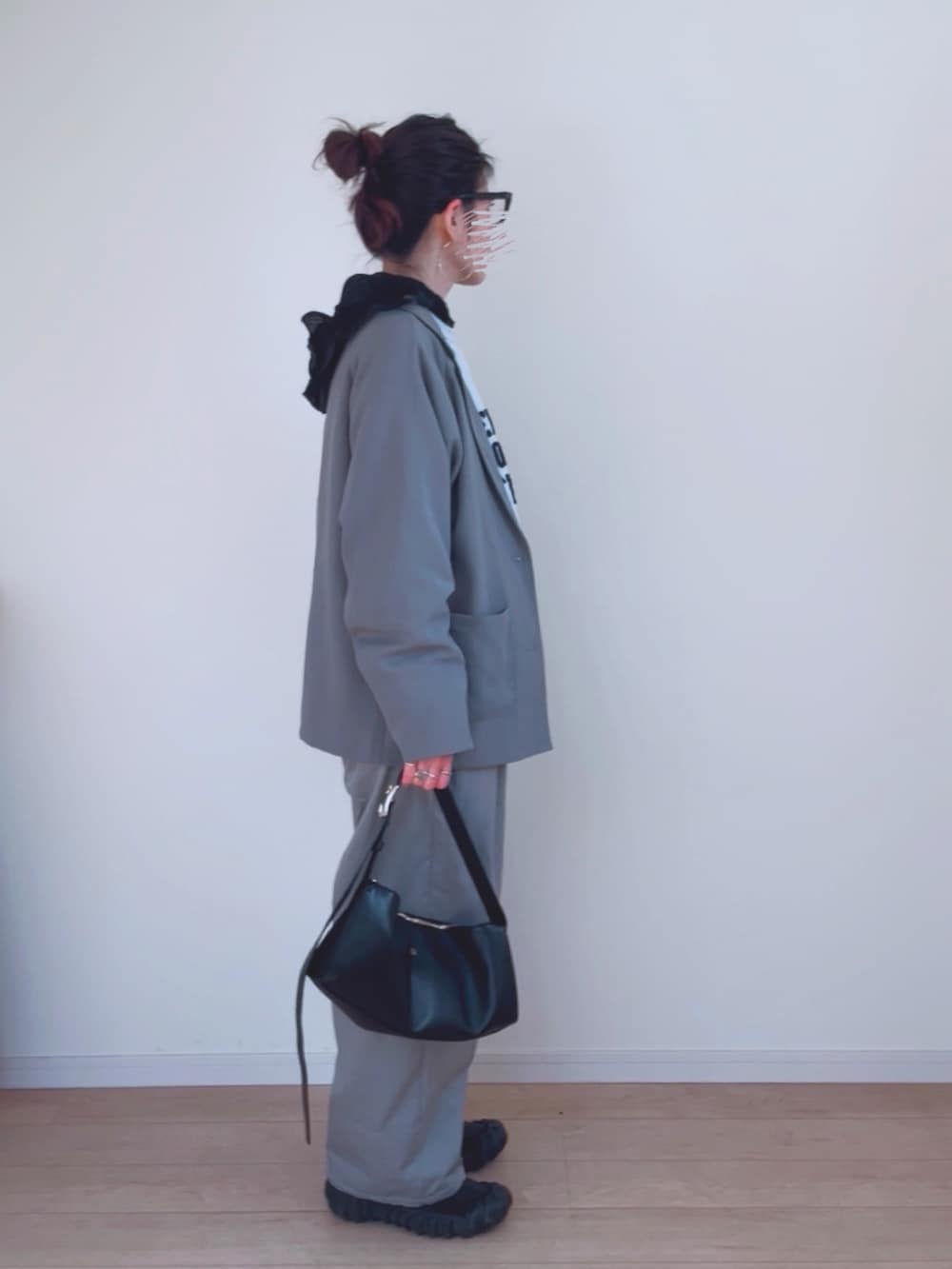 ブルー系のスウェット、ブラック系のシャツ/ブラウス、ブラック系のスニーカーを着用したレディースの春コーディネートの2枚目の写真