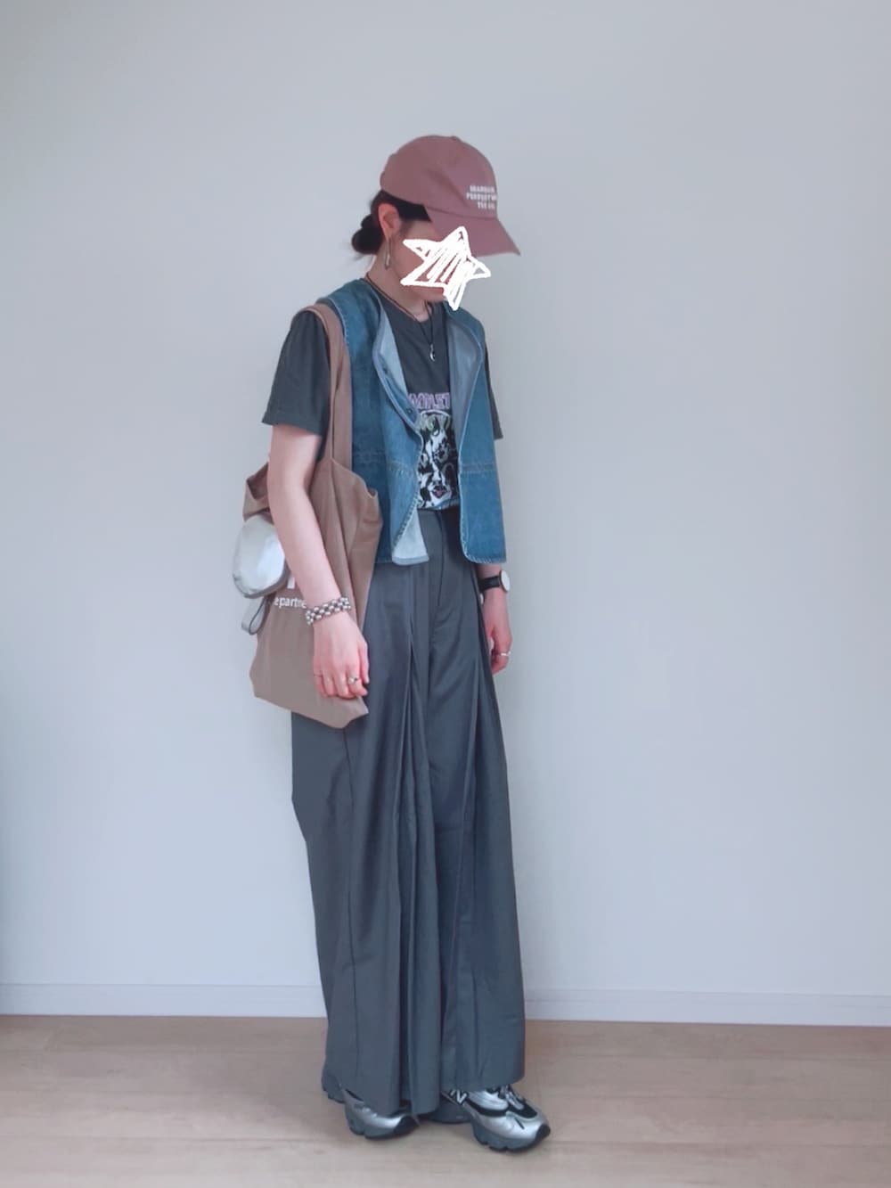 ブルー系のベスト、グレー系のTシャツ/カットソー、グレー系のパンツを着用したレディースの秋コーディネートの2枚目の写真