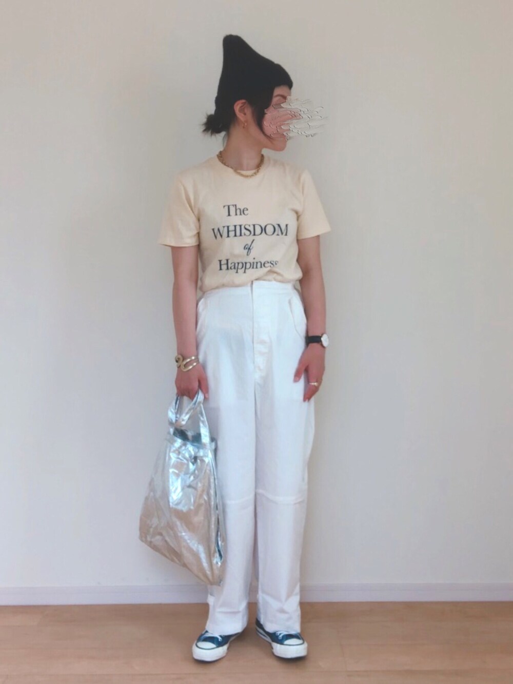 ホワイト系のその他パンツ、シルバー系のエコバッグ/サブバッグ、ブルー系のスニーカーを着用したレディースの夏コーディネートの2枚目の写真