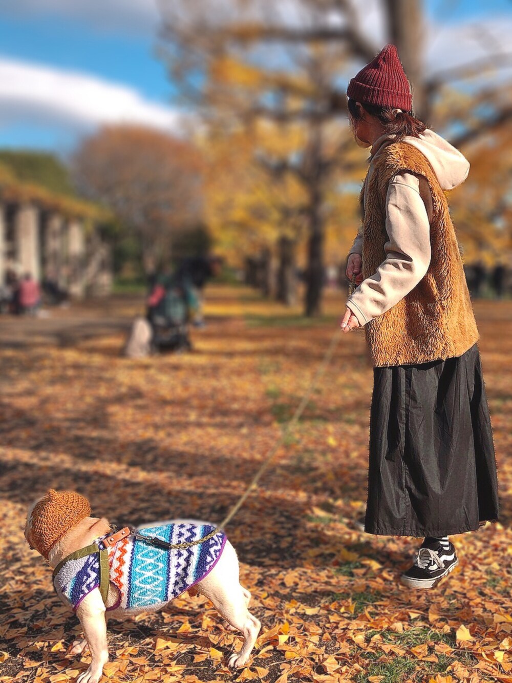 ベージュ系のパーカー、ブラック系のスニーカー、ゴールド系のピアス（両耳用）を着用したレディースの秋コーディネートの2枚目の写真