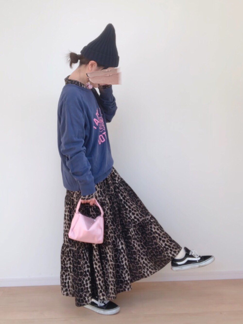 ブルー系のスウェット、グレー系のワンピース、ピンク系のハンドバッグを着用したレディースの秋コーディネートの2枚目の写真