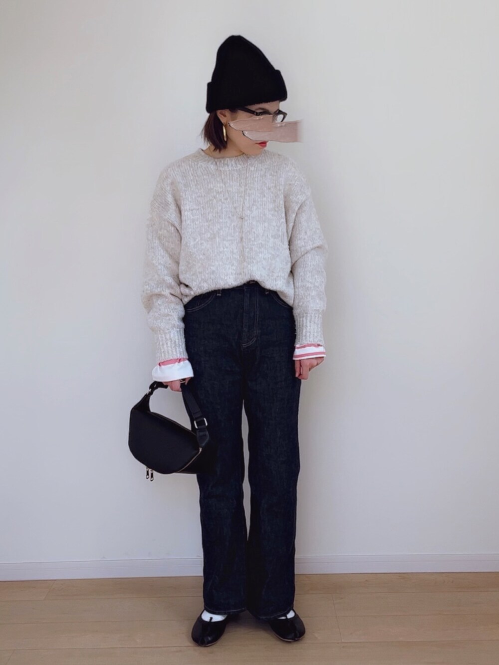 ピンク系のTシャツ/カットソー、ブルー系のデニムパンツ、ブラック系のメガネを着用したレディースの春コーディネートの2枚目の写真