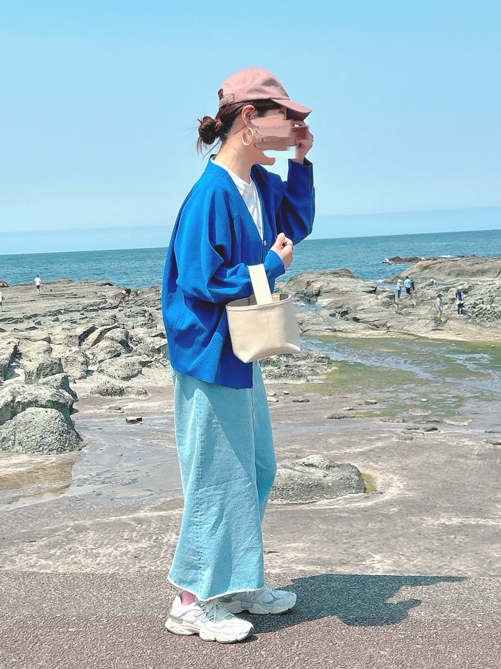 ブルー系のカーディガン/ボレロ、ホワイト系のTシャツ/カットソー、ホワイト系のスニーカーを着用したレディースの春コーディネートの2枚目の写真