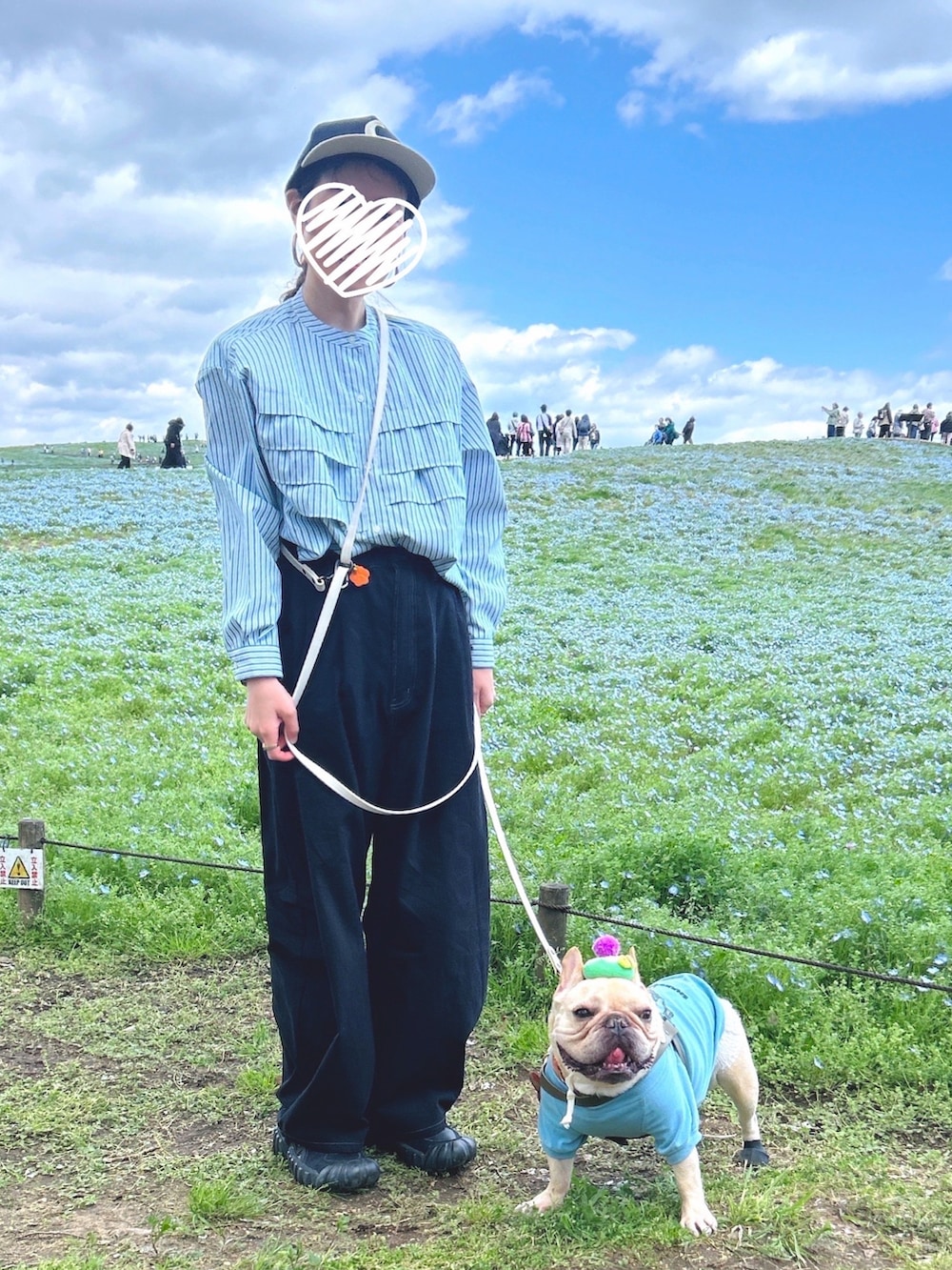 ブラック系のスニーカー、ブラック系のパンツ、ピンク系のバッグを着用したレディースの春コーディネートの2枚目の写真