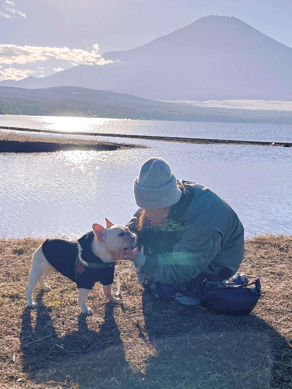 グリーン系のMA-1、ブルー系のスカート、グレー系のスニーカーを着用したレディースの秋コーディネートの2枚目の写真