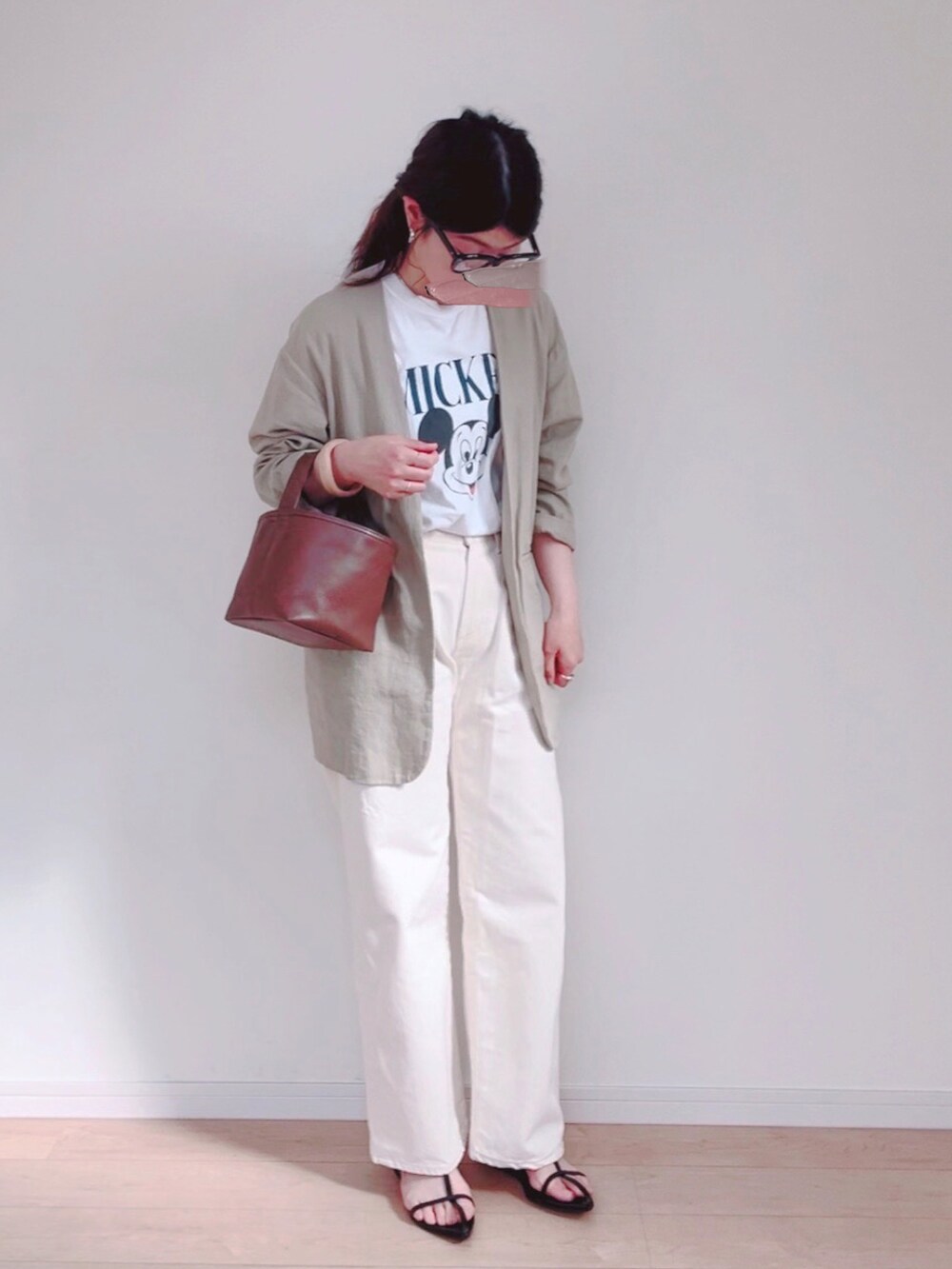 ブラウン系のその他アウター、ホワイト系のTシャツ/カットソー、ホワイト系のデニムパンツを着用したレディースの夏コーディネートの2枚目の写真