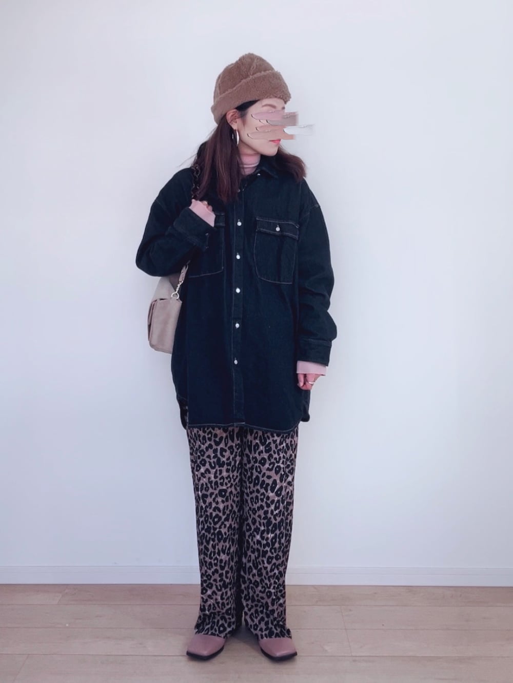 ピンク系のニット/セーター、ブルー系のシャツ/ブラウス、その他のスウェットパンツを着用したレディースの冬コーディネートの2枚目の写真