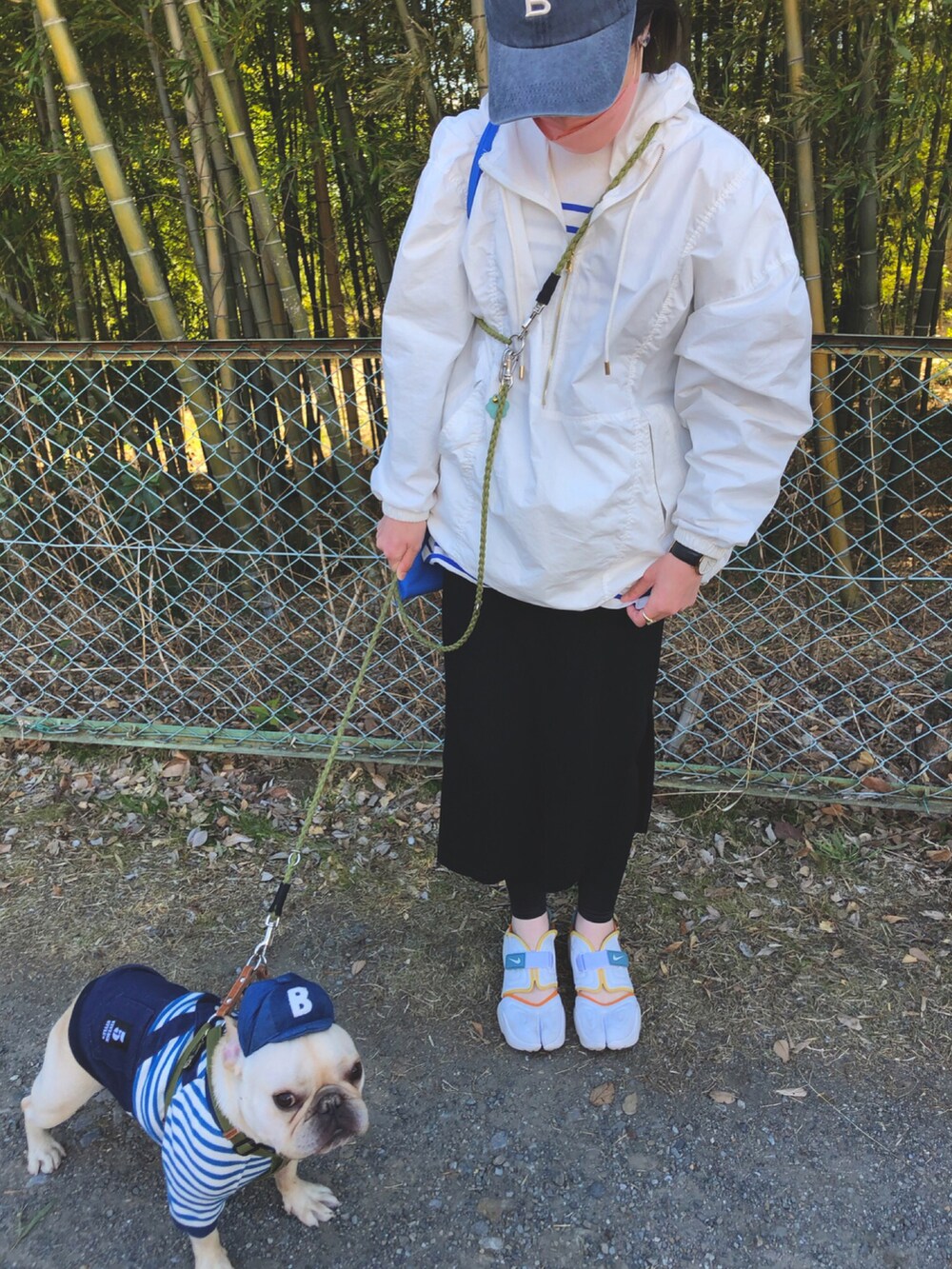 「春、カジュアル、ラクチンコーデ、シンプルコーデ、キャップ、愛犬と一緒、休日スタイル、アノラックパーカー、トートバッグ、ボーダー、NIKE、アクアリフト、アクティブ」｜「FRAMeWORKの【BETTER THAN GOOD】better than good キャップ2（キャップ、ブルー系）」を使った、sato**さん（レディース・164cm）の春コーディネートの2枚目の写真