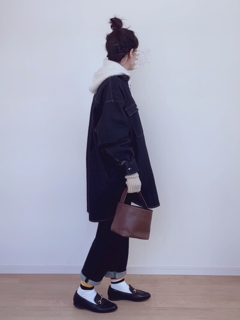 シルバー系のピアス（両耳用）、イエロー系のソックス/靴下を着用したレディースの秋コーディネートの2枚目の写真