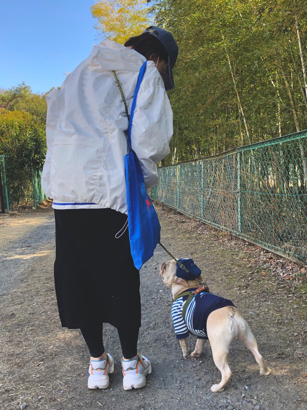 「春、カジュアル、ラクチンコーデ、シンプルコーデ、キャップ、愛犬と一緒、休日スタイル、アノラックパーカー、トートバッグ、ボーダー、NIKE、アクアリフト、アクティブ」｜「FRAMeWORKの【BETTER THAN GOOD】better than good キャップ2（キャップ、ブルー系）」を使った、sato**さん（レディース・164cm）の春コーディネートの3枚目の写真