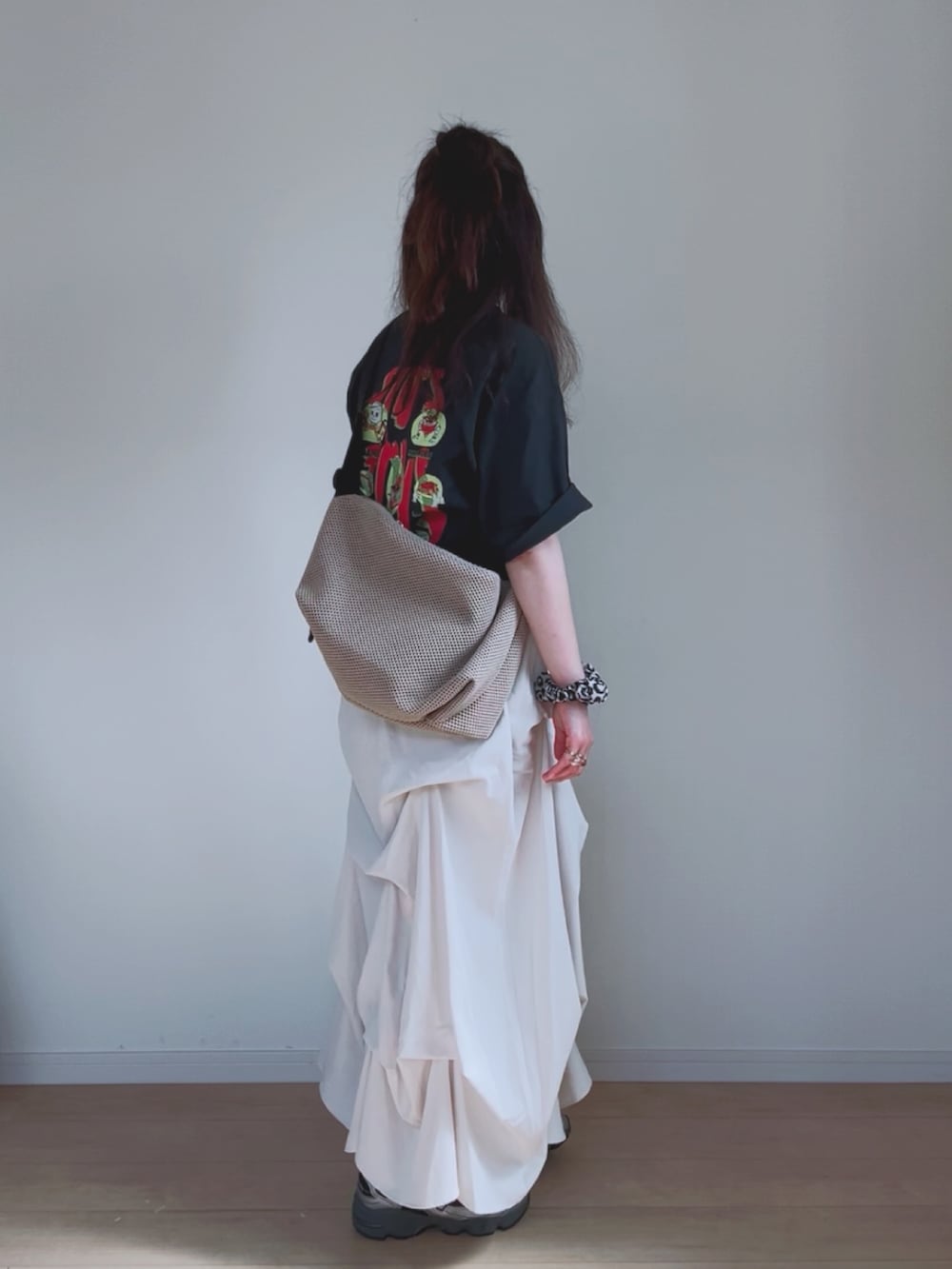 グレー系のTシャツ/カットソー、ベージュ系のスカート、ベージュ系のショルダーバッグを着用したレディースの夏コーディネートの2枚目の写真