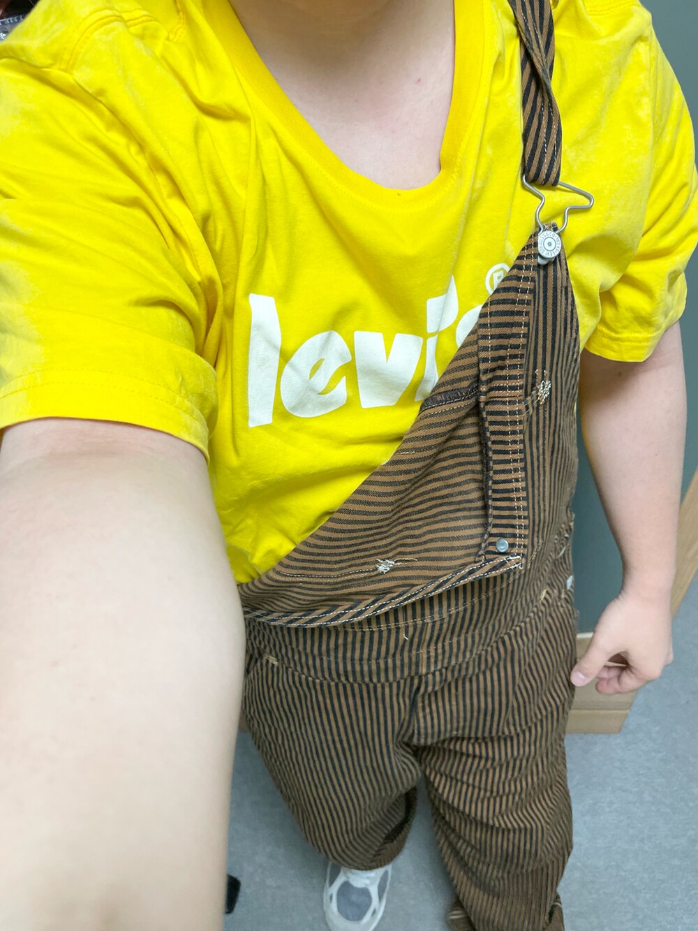 「夏コーデ、休日コーデ、カジュアルコーデ、オトナカジュアル、アメカジ、バケットハット、Levi's、イエロー、ロゴT、ストライプ、オーバーオール、ニューバランス、グレー、スニーカー」｜「THE NORTH FACEのTHE NORTH FACE/ザ・ノース・フェイス アンダイドハット NN02260（ハット、ホワイト系）」を使った、りゅうたさん（メンズ・158cm）の夏コーディネートの2枚目の写真