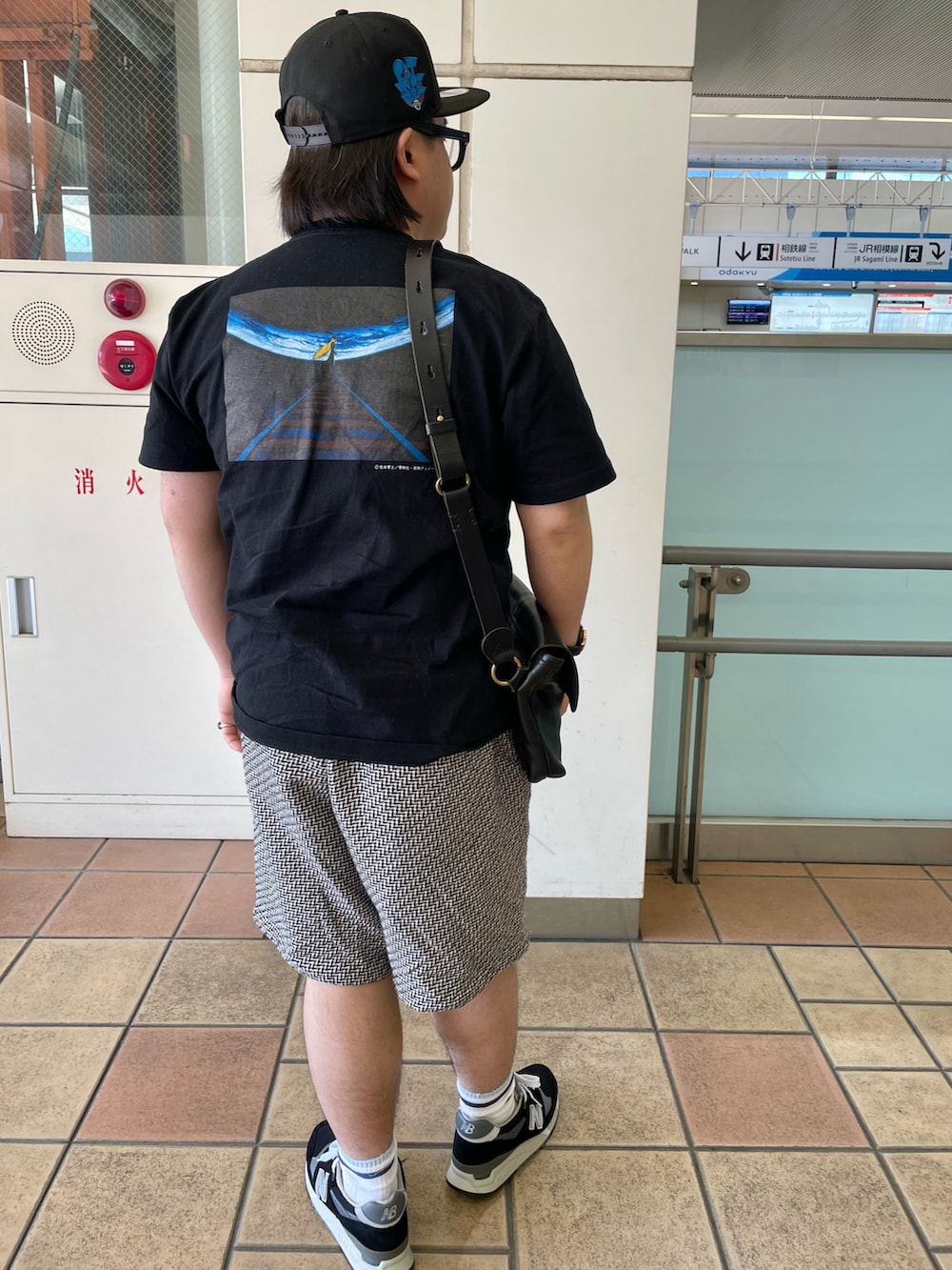 ブラック系のTシャツ/カットソー、ブラック系のパンツ、ブラック系のスニーカーを着用したメンズの春コーディネートの2枚目の写真